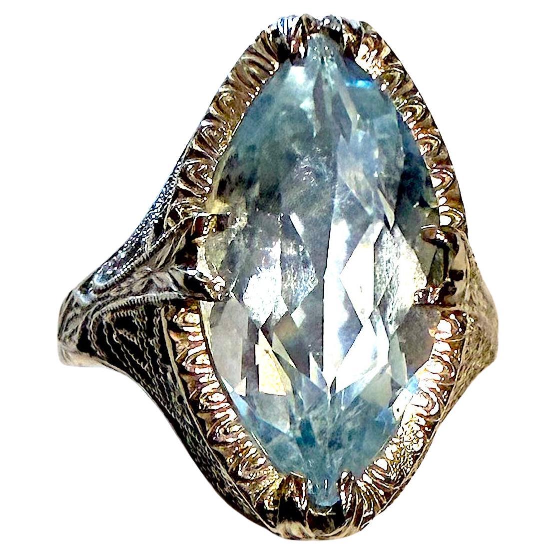 Nous avons une bague ancienne en filigrane qui a été fabriquée entre 1920 et 1930, sertie d'une aigue-marine ovale d'environ 3 carats.  Elle est d'un bleu moyen, la couleur de l'eau de mer : le mot 
