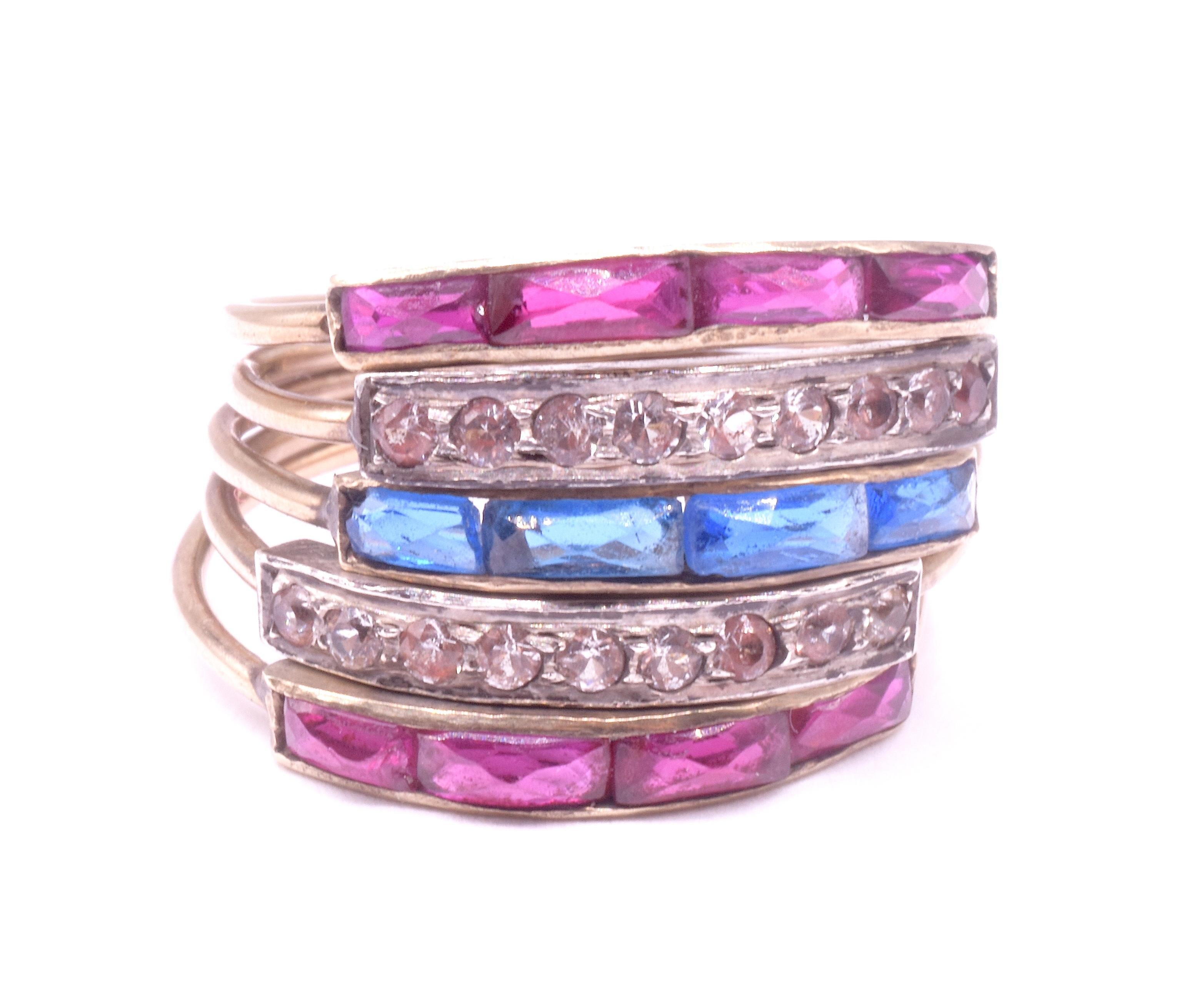 Cette bague de harem Art déco en or 14 carats se compose de cinq anneaux en or 14 carats reliés entre eux par un demi-anneau. Les pierres en pâte 