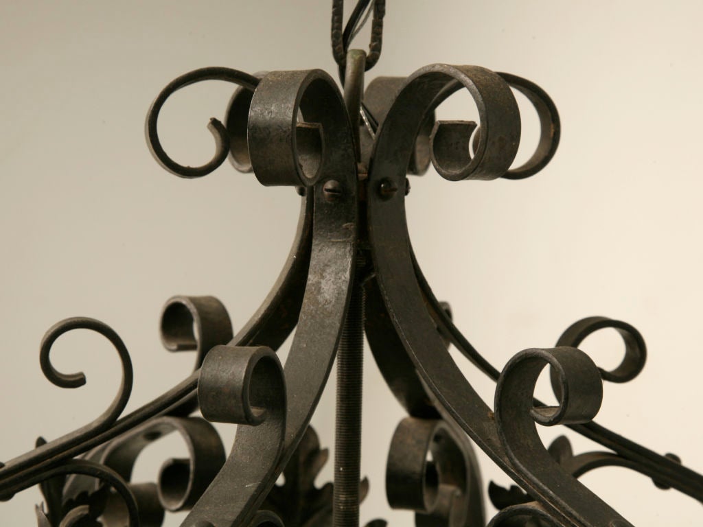 Magnifique lanterne hexagonale en métal forgé à la main avec de superbes vitres en verre teinté et plombé. Magnifique dans un hall d'entrée ou dans une véranda, c'est une trouvaille fantastique. Recâblé pour le marché américain. Non restauré et en