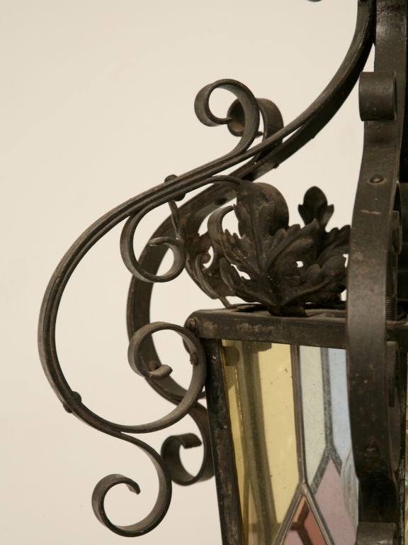 Français Lanterne française en fer forgé à la main avec verre teinté datant de 1920, entièrement d'origine en vente