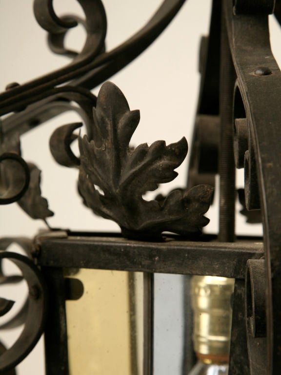 Fait main Lanterne française en fer forgé à la main avec verre teinté datant de 1920, entièrement d'origine en vente