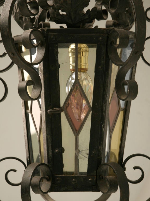 Lanterne française en fer forgé à la main avec verre teinté datant de 1920, entièrement d'origine Bon état - En vente à Chicago, IL