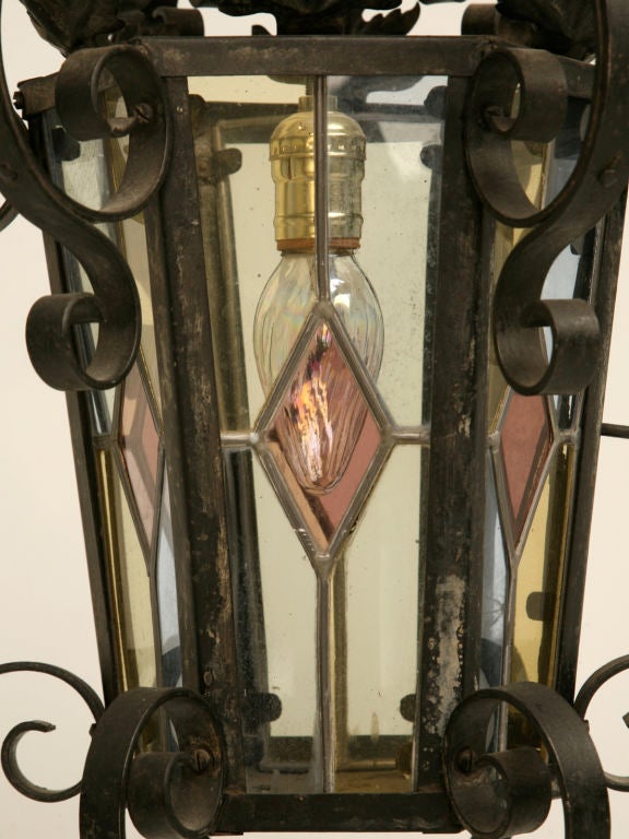 20ième siècle Lanterne française en fer forgé à la main avec verre teinté datant de 1920, entièrement d'origine en vente
