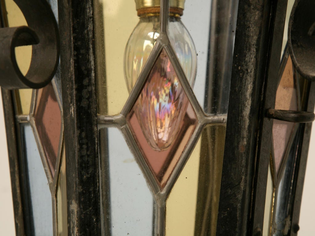 Verre teinté Lanterne française en fer forgé à la main avec verre teinté datant de 1920, entièrement d'origine en vente