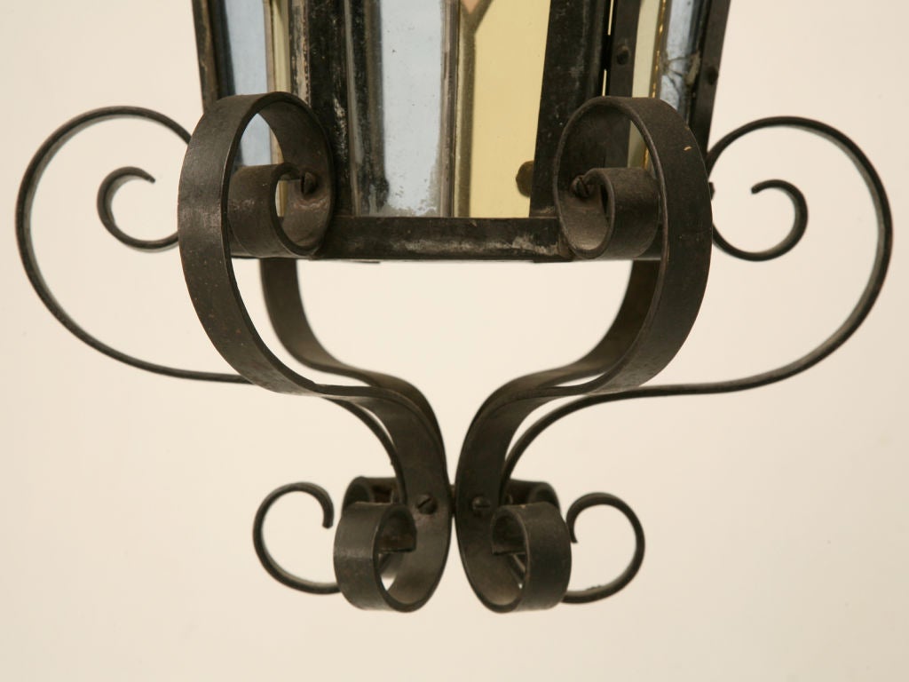 Lanterne française en fer forgé à la main avec verre teinté datant de 1920, entièrement d'origine en vente 1