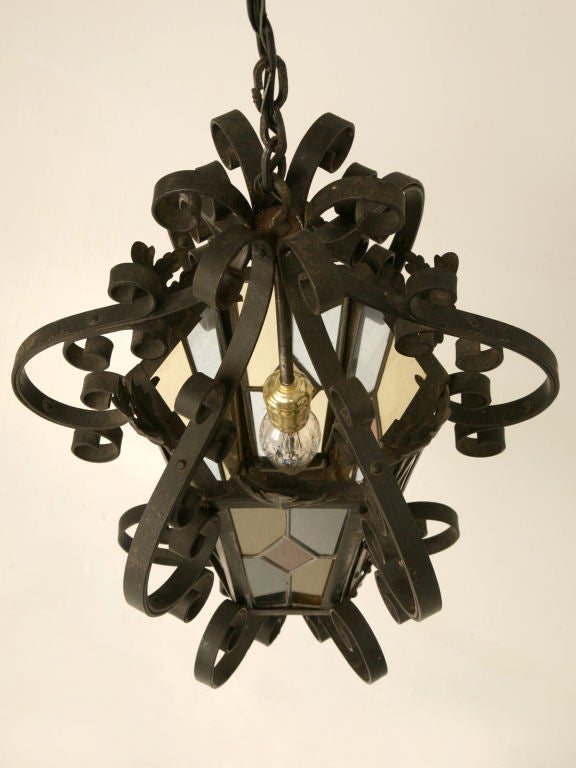 Lanterne française en fer forgé à la main avec verre teinté datant de 1920, entièrement d'origine en vente 2