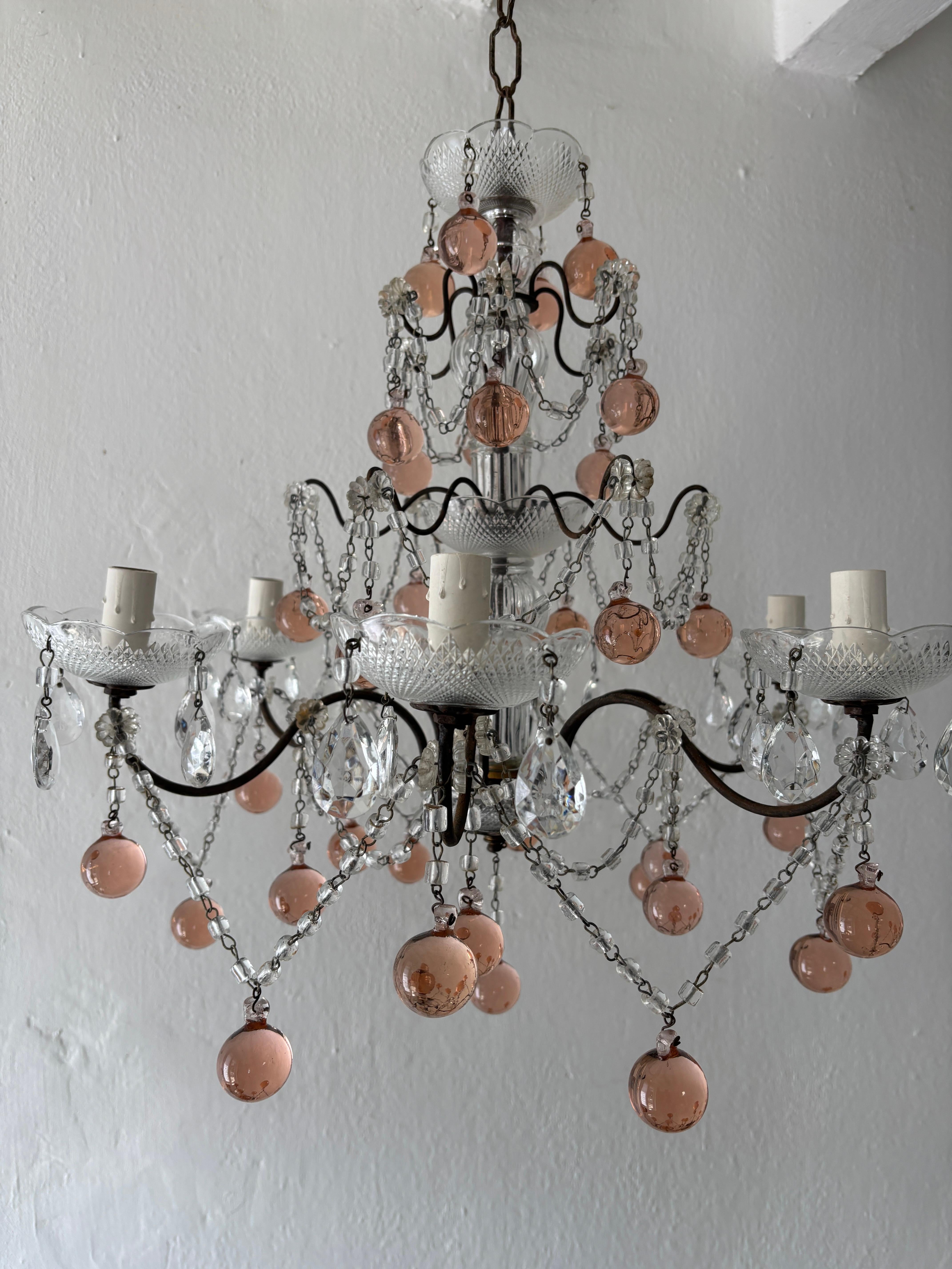 c1920 Lampadario francese in vetro di Murano rosa con sfere di cristallo e volute di cristallo in vendita 4