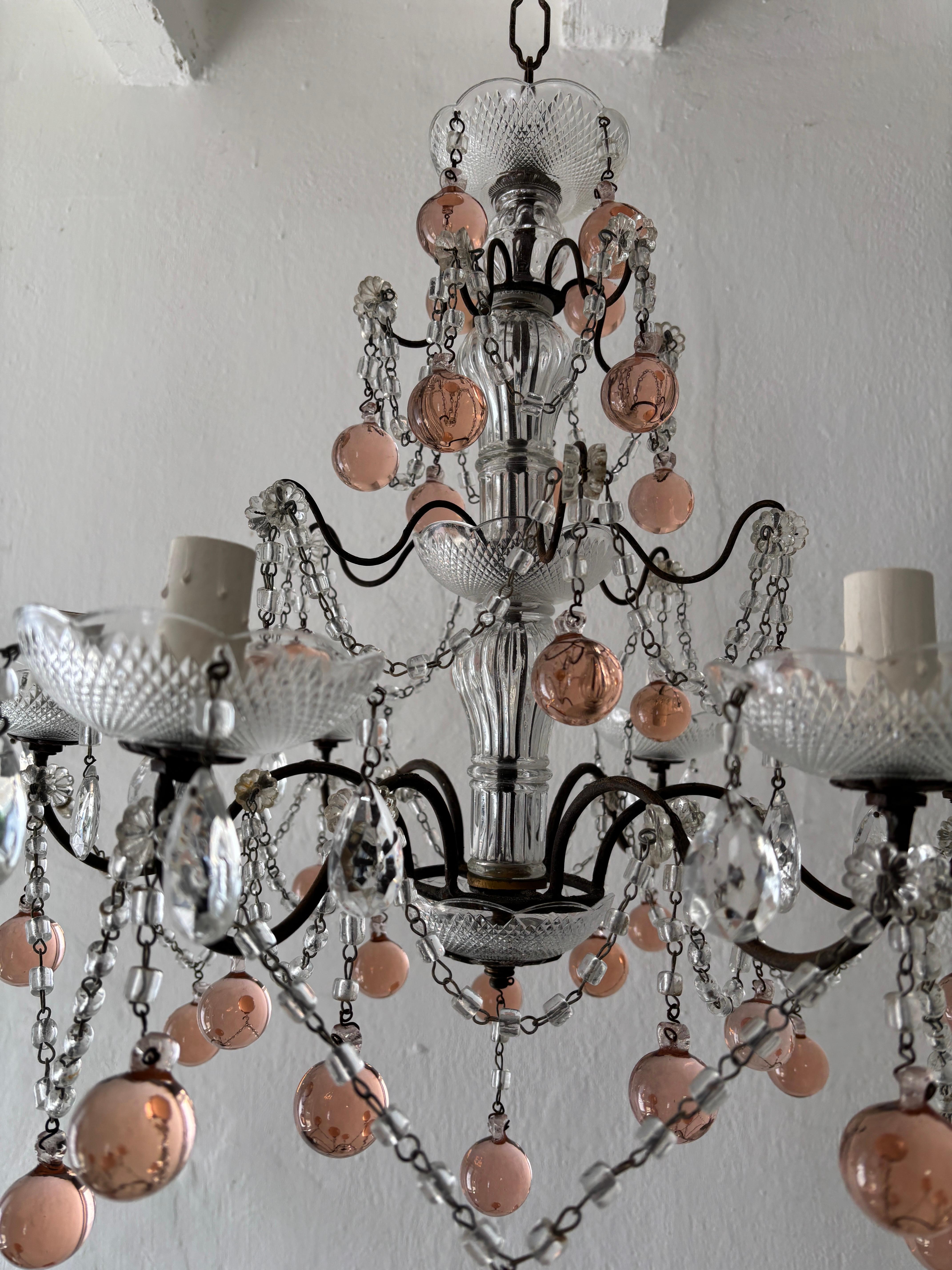 c1920 Lampadario francese in vetro di Murano rosa con sfere di cristallo e volute di cristallo in vendita 5