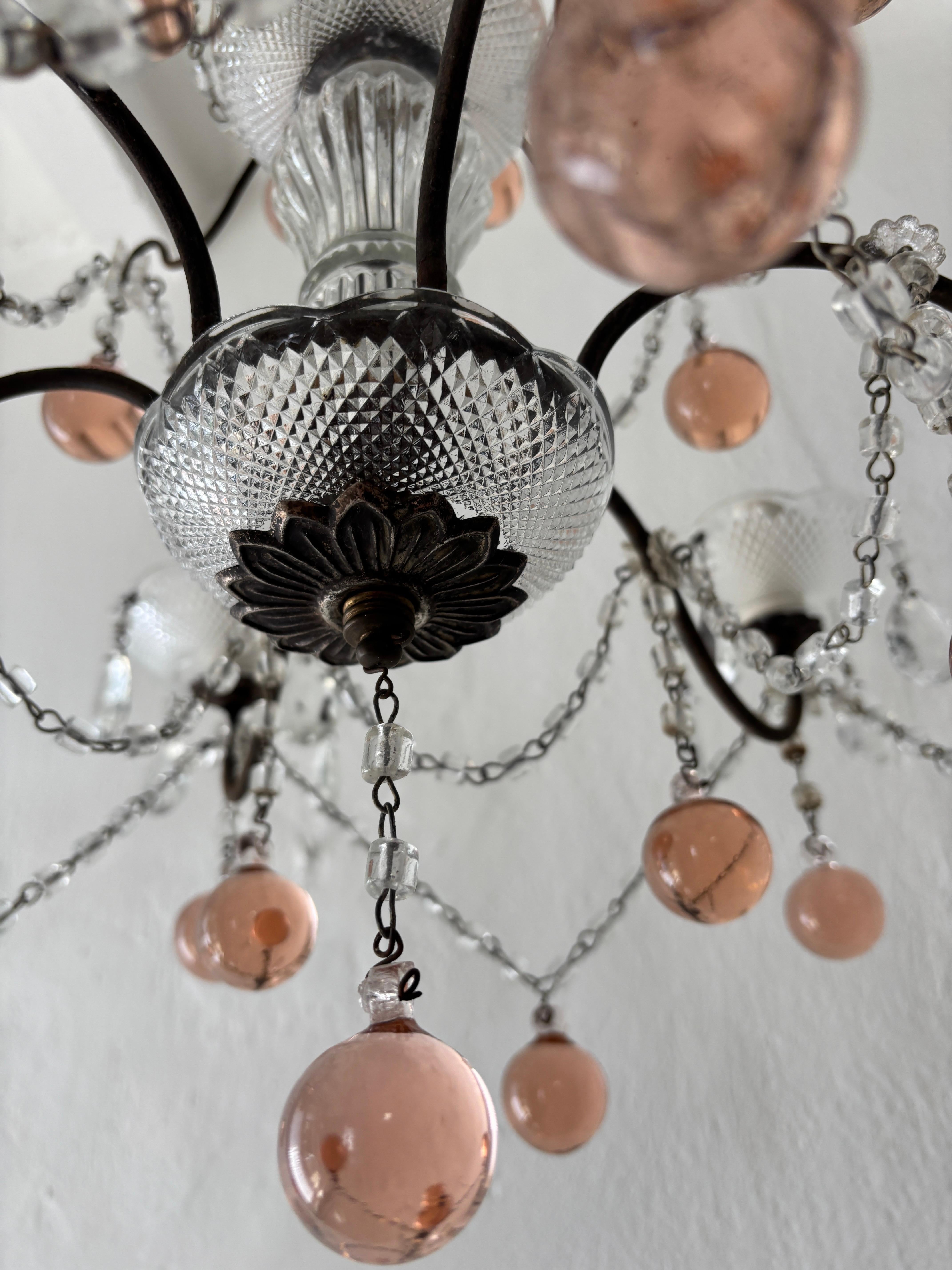 c1920 Lampadario francese in vetro di Murano rosa con sfere di cristallo e volute di cristallo in vendita 6
