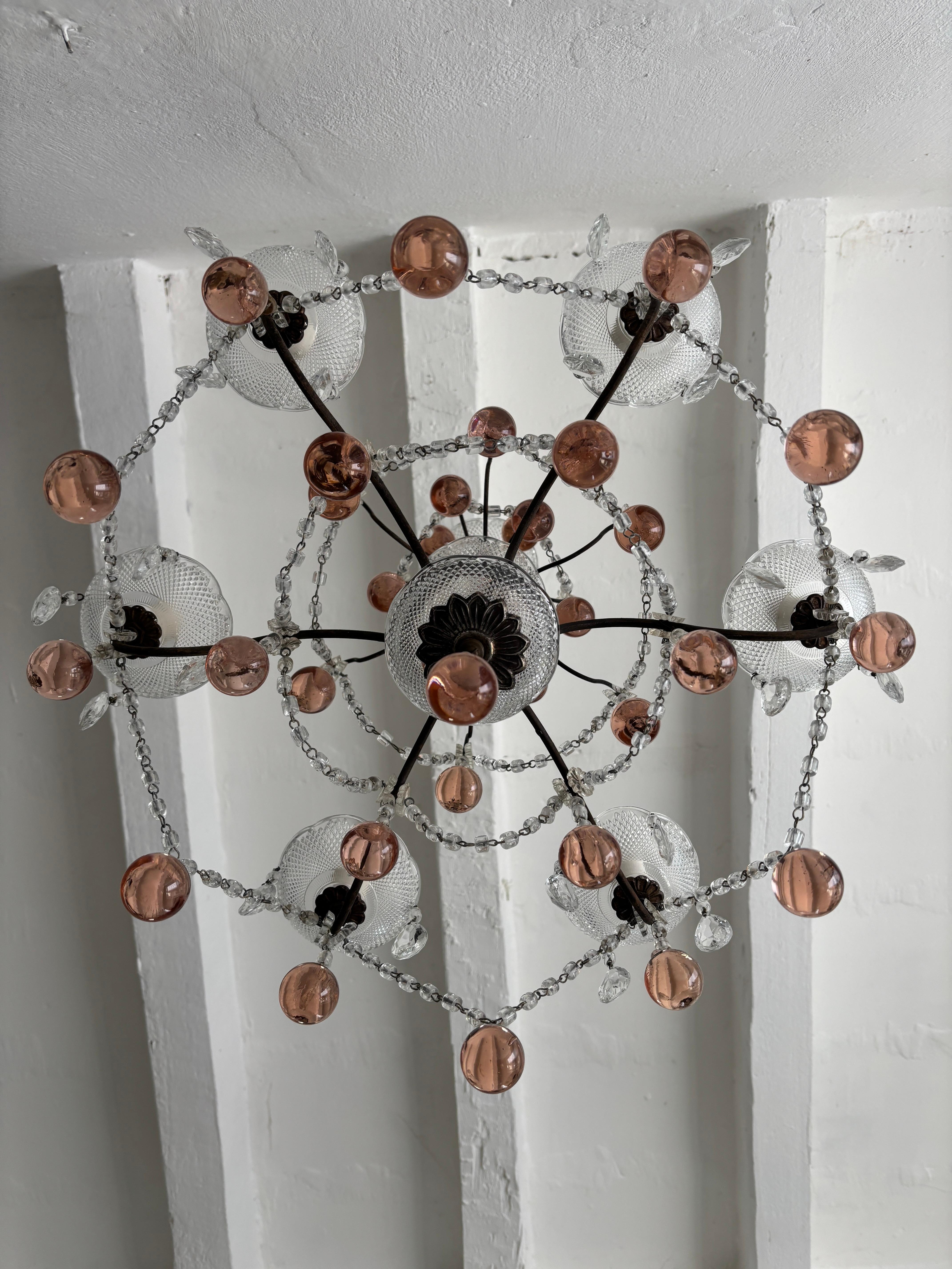 Alloggia sei luci in bobèches di cristallo e prismi di cristallo. Sarà ricablato con prese UL certificate per gli Stati Uniti e prese appropriate per tutti gli altri paesi e pronto per essere appeso. Il centro è in vetro di Murano con bobeches in