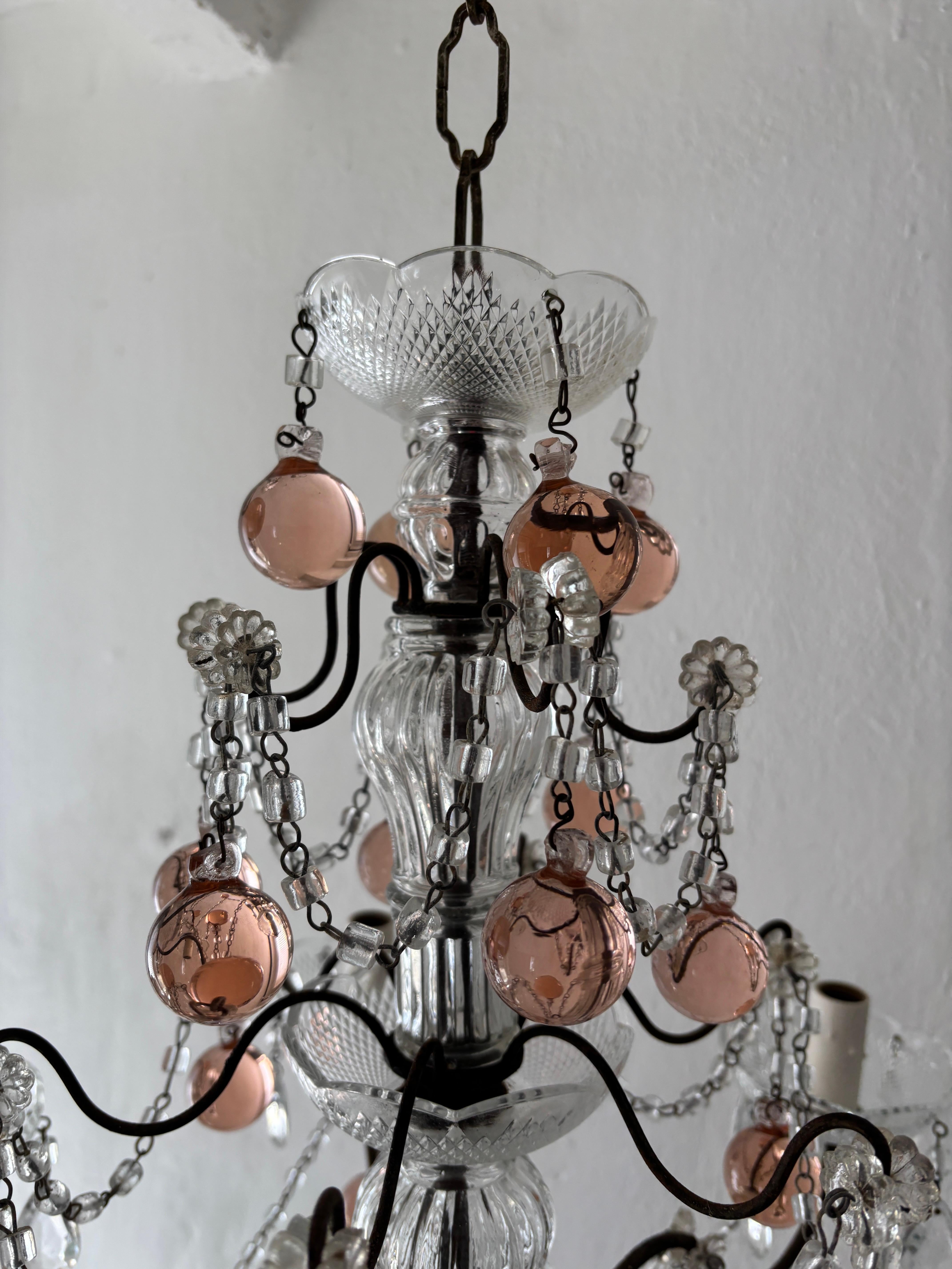 Francese c1920 Lampadario francese in vetro di Murano rosa con sfere di cristallo e volute di cristallo in vendita