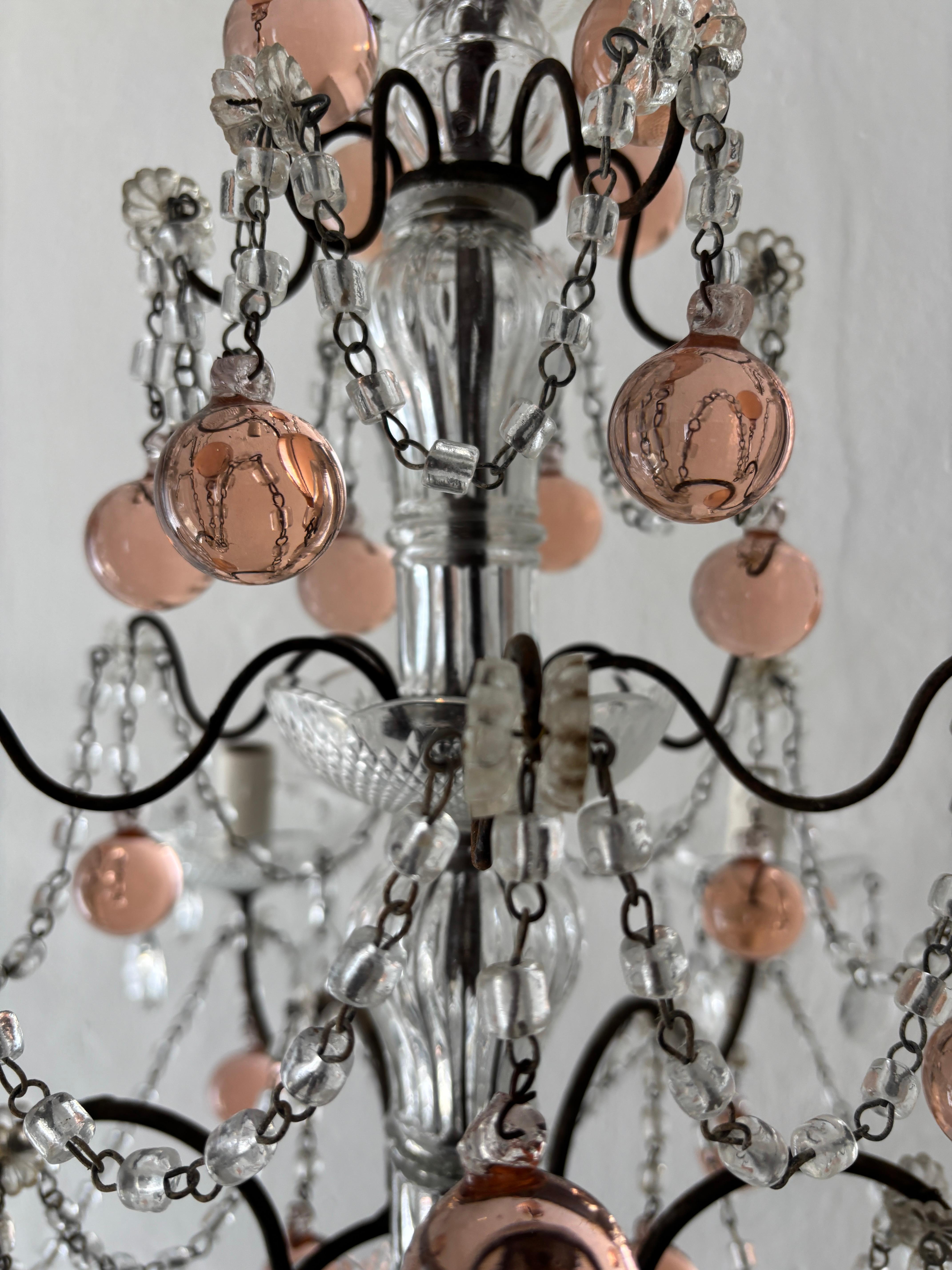 c1920 Lampadario francese in vetro di Murano rosa con sfere di cristallo e volute di cristallo In condizioni buone in vendita a Firenze, Toscana