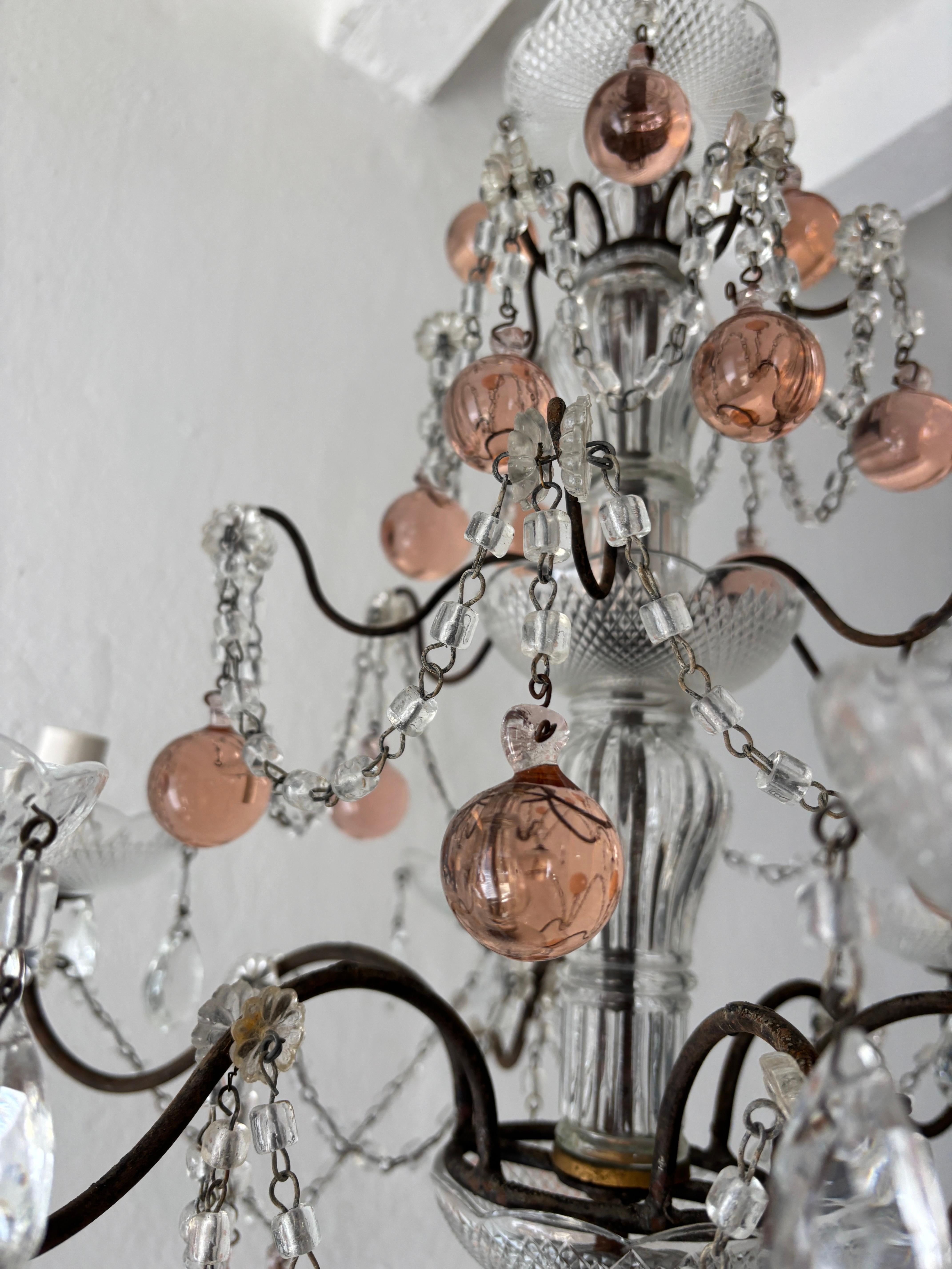 Inizio XX secolo c1920 Lampadario francese in vetro di Murano rosa con sfere di cristallo e volute di cristallo in vendita