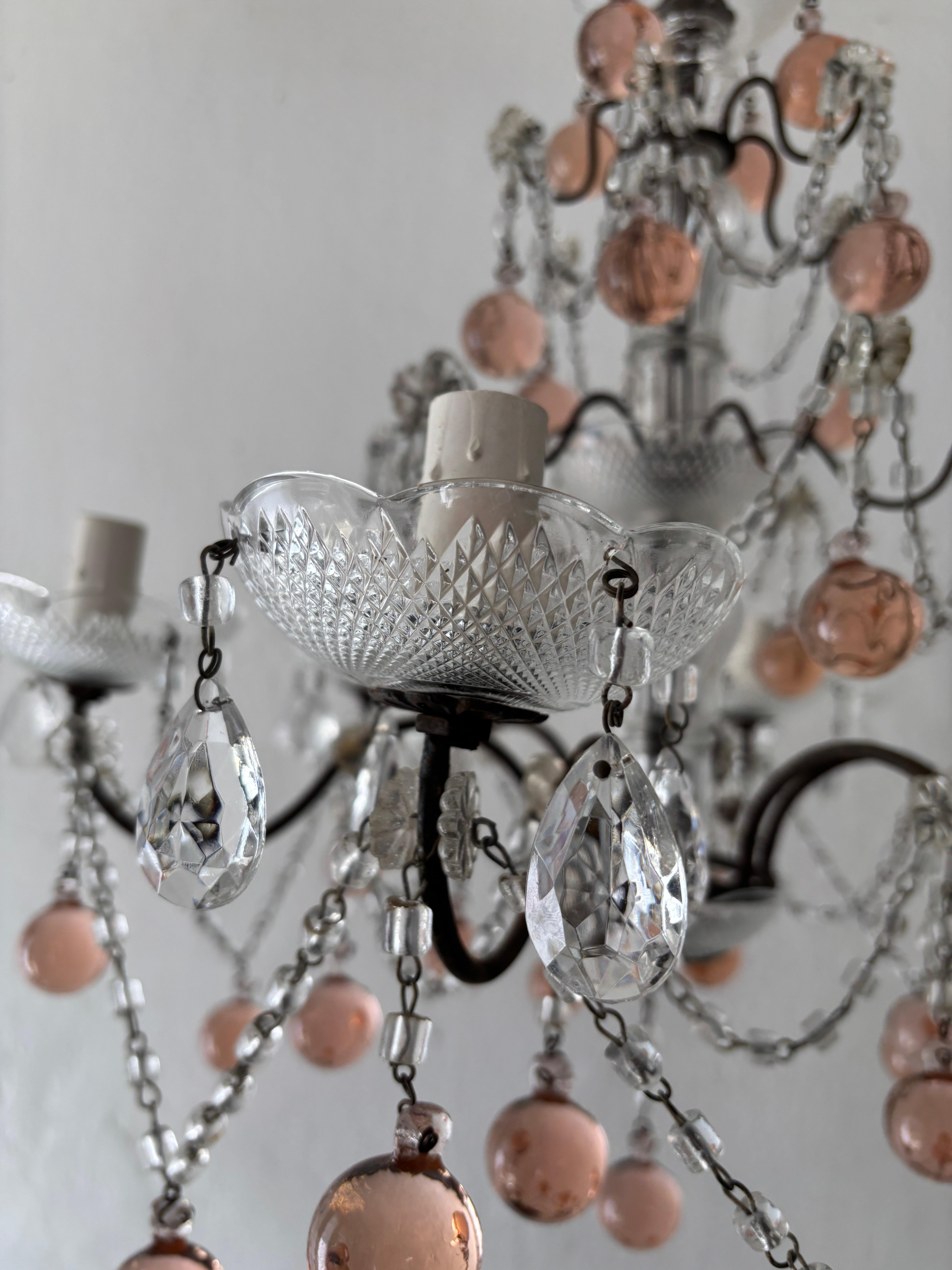 Vetro di Murano c1920 Lampadario francese in vetro di Murano rosa con sfere di cristallo e volute di cristallo in vendita