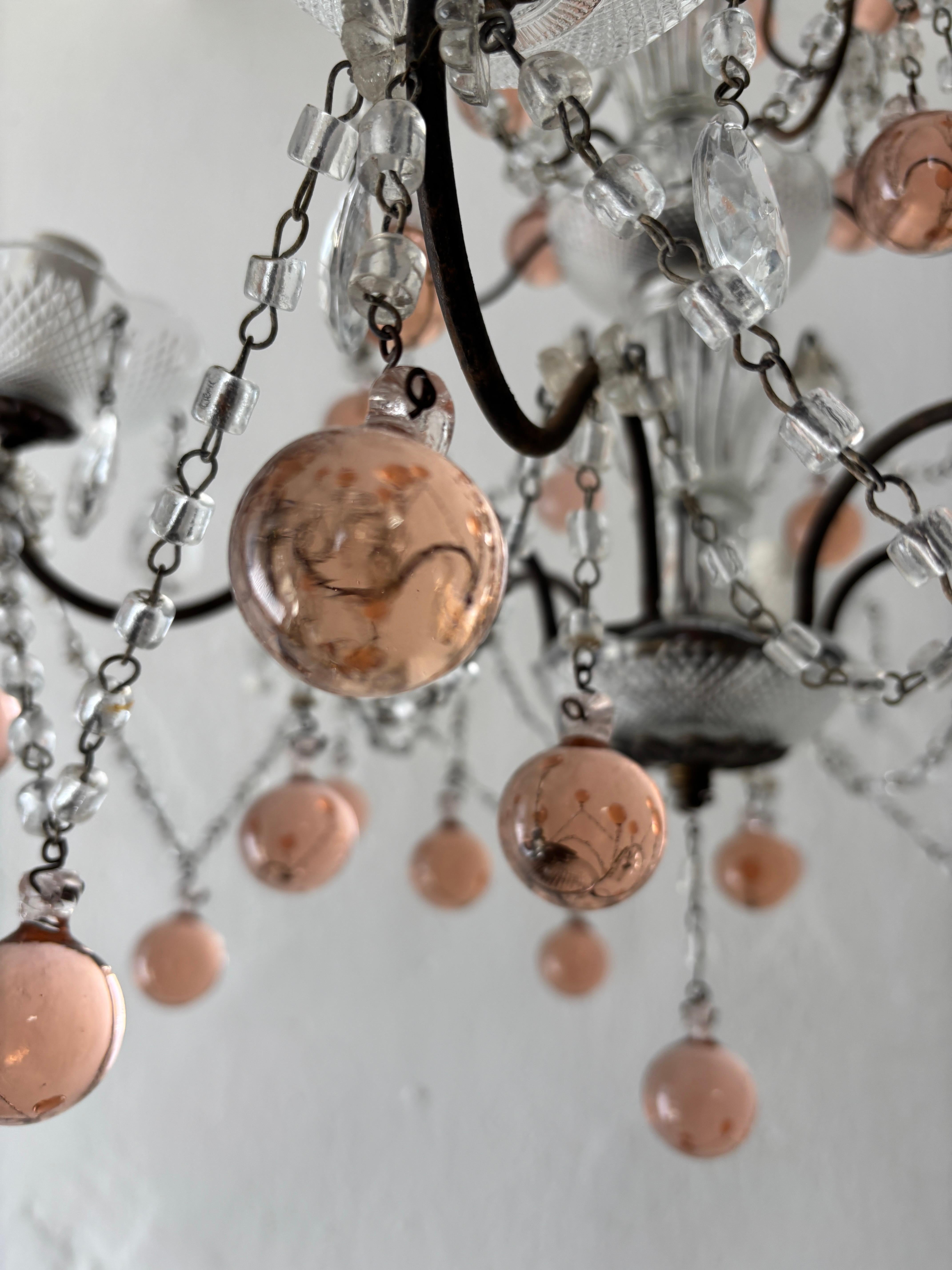 c1920 Lampadario francese in vetro di Murano rosa con sfere di cristallo e volute di cristallo in vendita 1