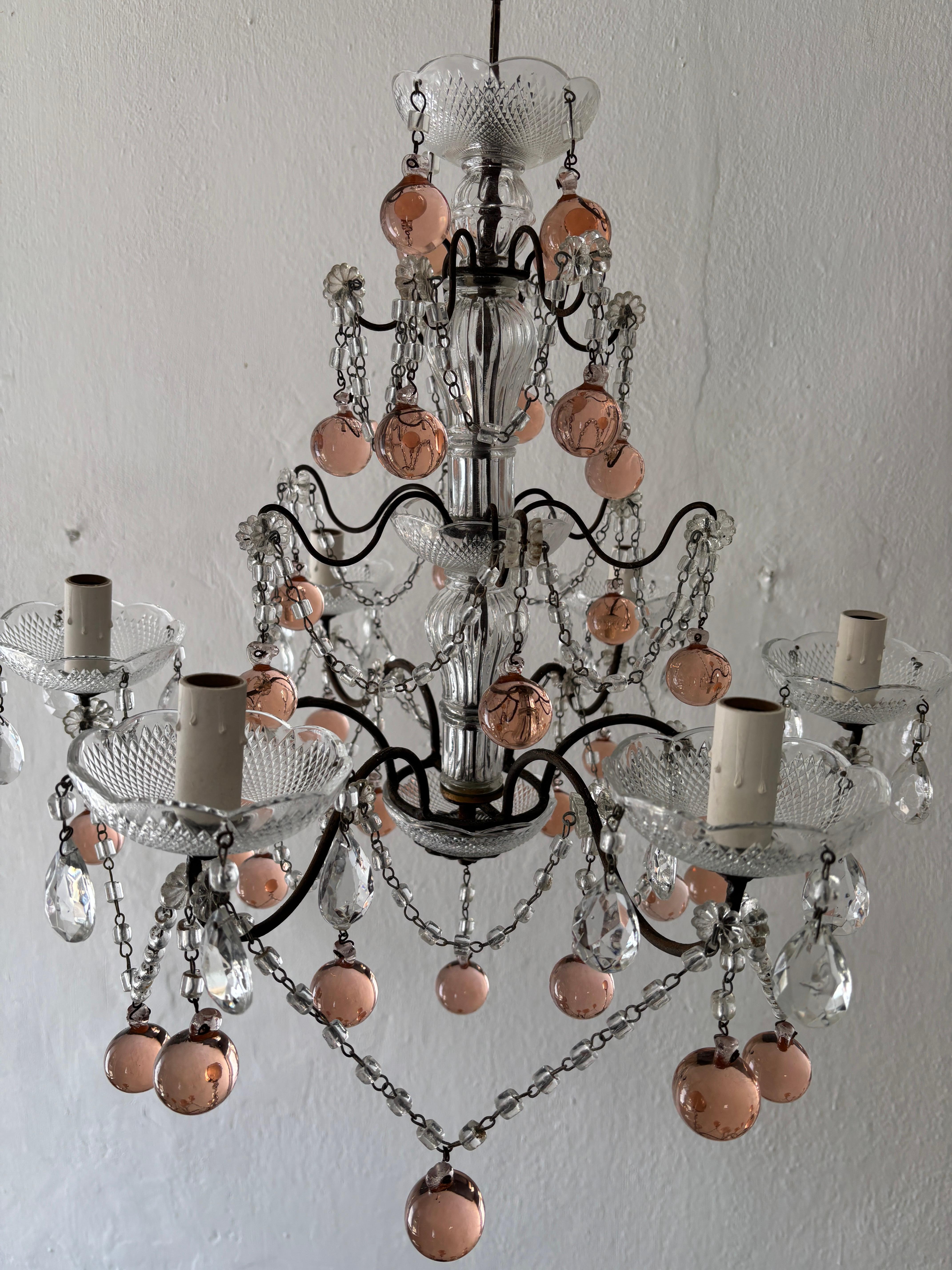 c1920 Lampadario francese in vetro di Murano rosa con sfere di cristallo e volute di cristallo in vendita 2