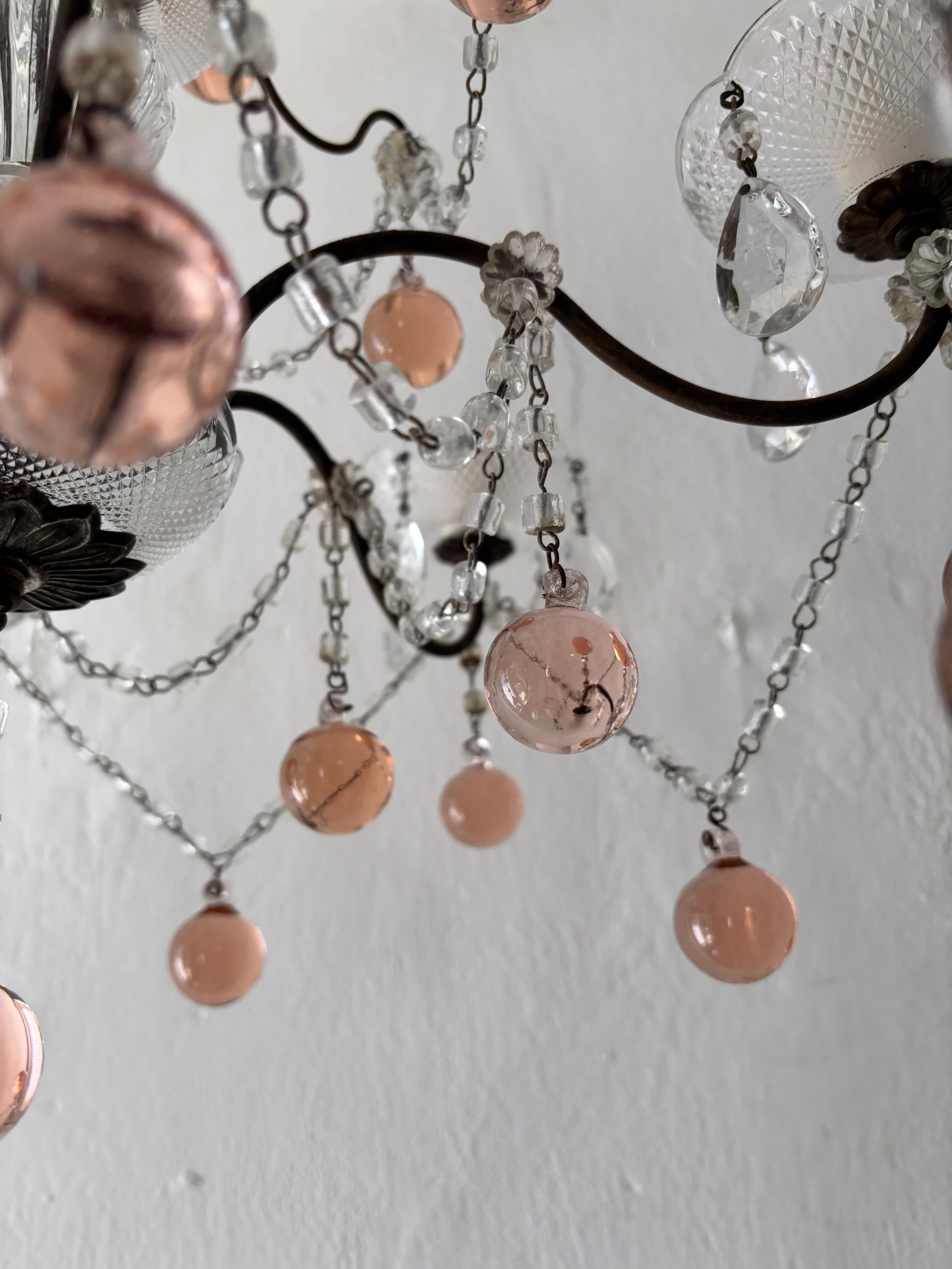 c1920 Lampadario francese in vetro di Murano rosa con sfere di cristallo e volute di cristallo in vendita 3