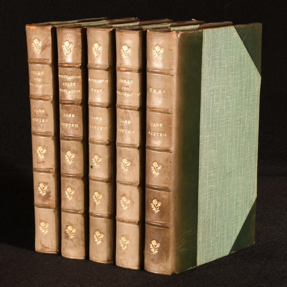 Las novelas completas publicadas de Jane Austen, un precioso conjunto publicado por Riviere, con un frontispicio en color en cada volumen.

La escasa edición de Robert Riviere & Son de las obras de Jane Austen. Una encuadernación sin firmar de
