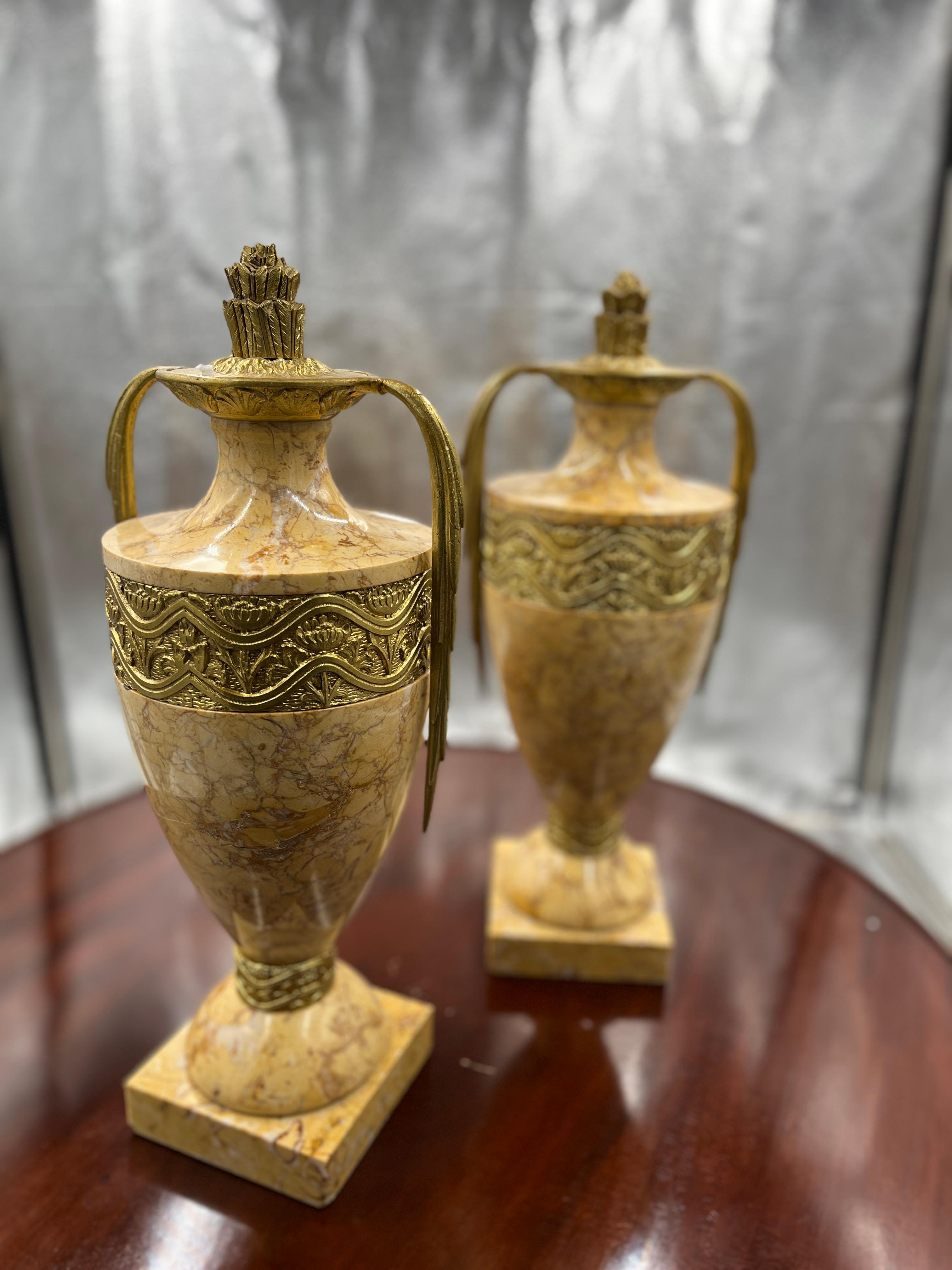 C1920 Coppia di urne francesi in marmo e bronzo. Bellissima coppia acquistata in Francia. Condizioni eccellenti. Usura appropriata all'età, vedi foto dettagliate o scrivici per qualsiasi domanda. 