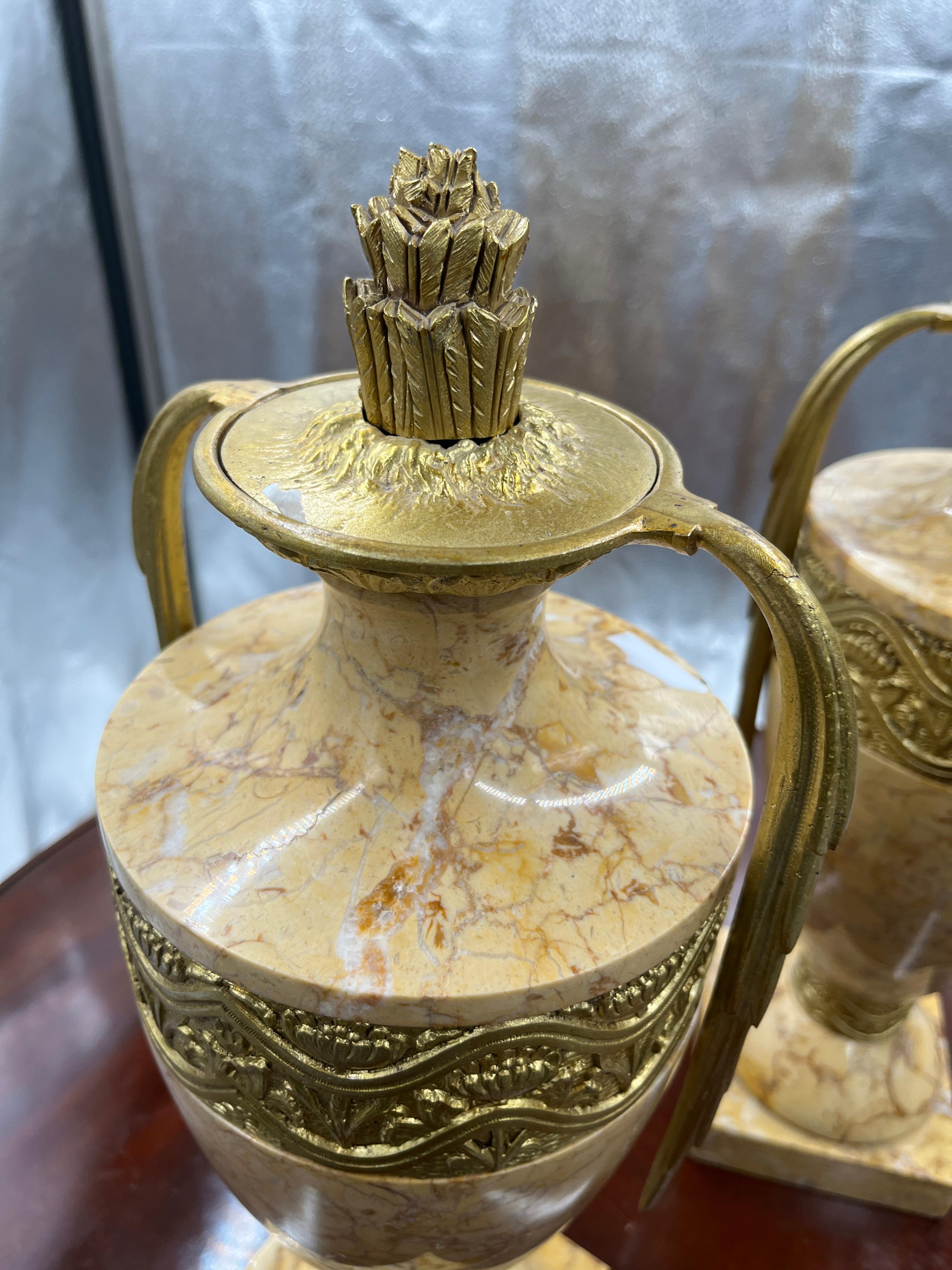 Art Déco Coppia di urne francesi in marmo e bronzo del 1920 in vendita