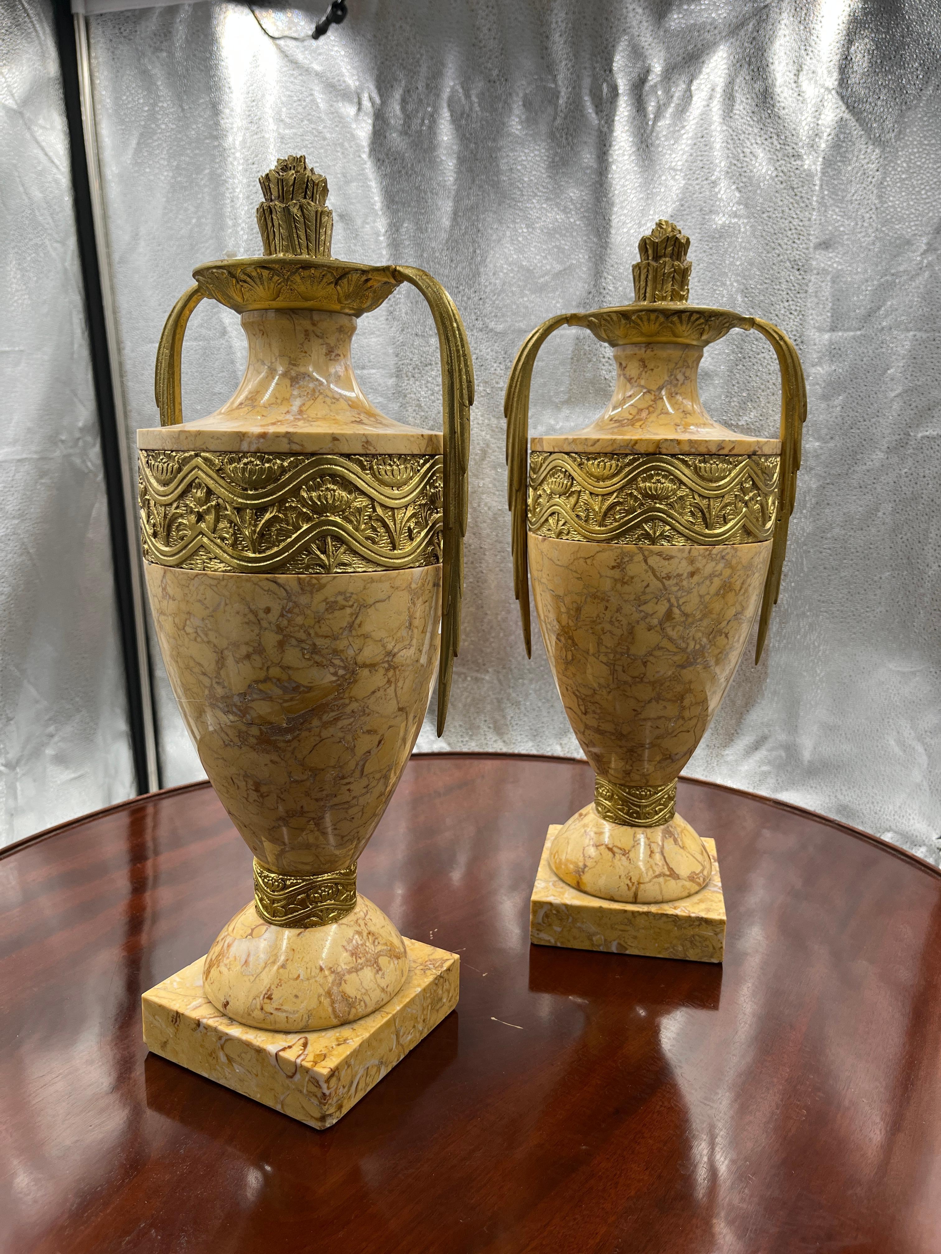 Francese Coppia di urne francesi in marmo e bronzo del 1920 in vendita