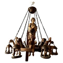 Lustre figuratif français ancien d'art populaire Alsatien en bois sculpté des années 1920
