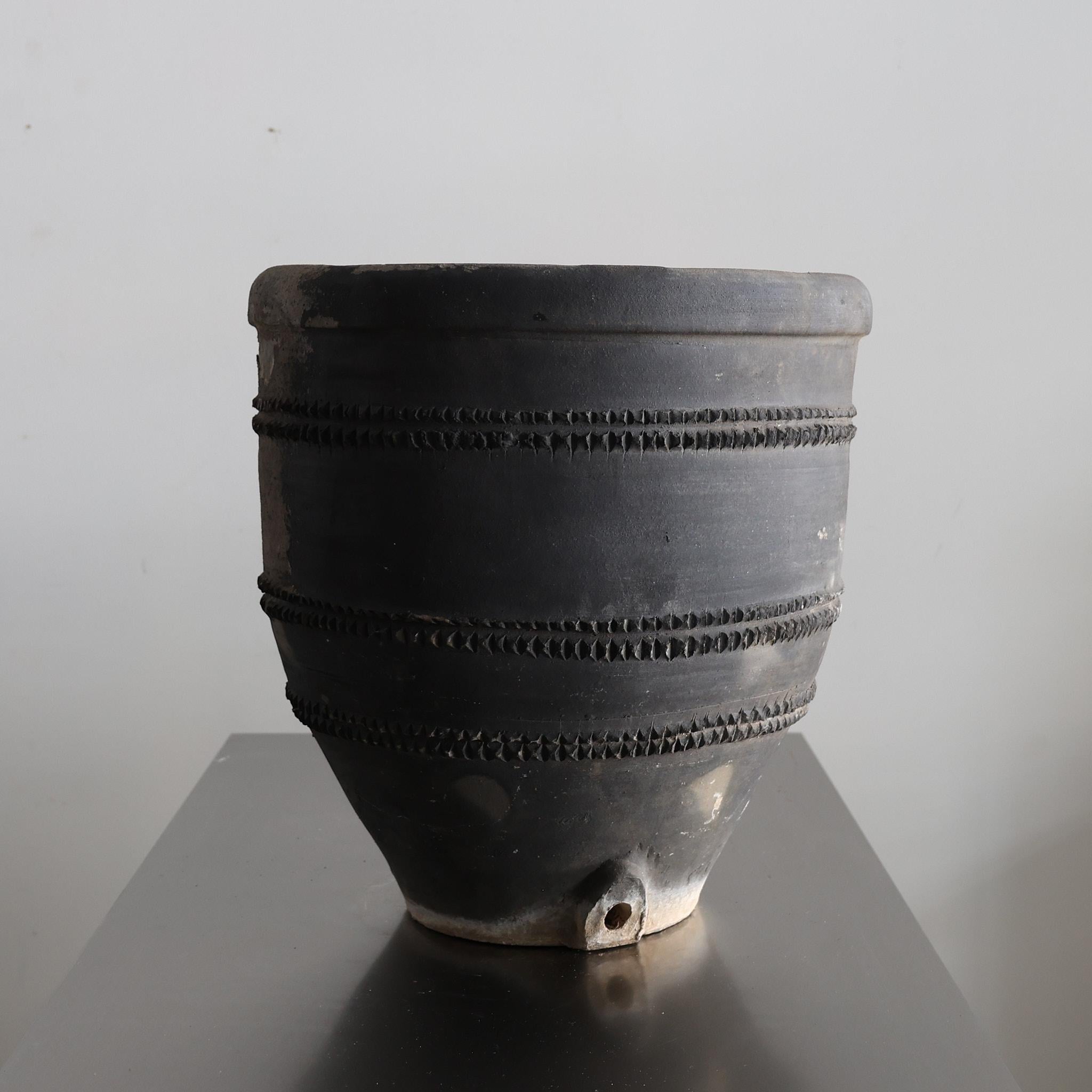 Un pot à cosi catalan en terre cuite noire des années C.1920 du village de Quart.

Utilisé à l'origine pour le stockage du vin et/ou de l'huile d'olive.

Joliment patiné par 100 ans d'utilisation.

Fait partie d'une collection récemment achetée de