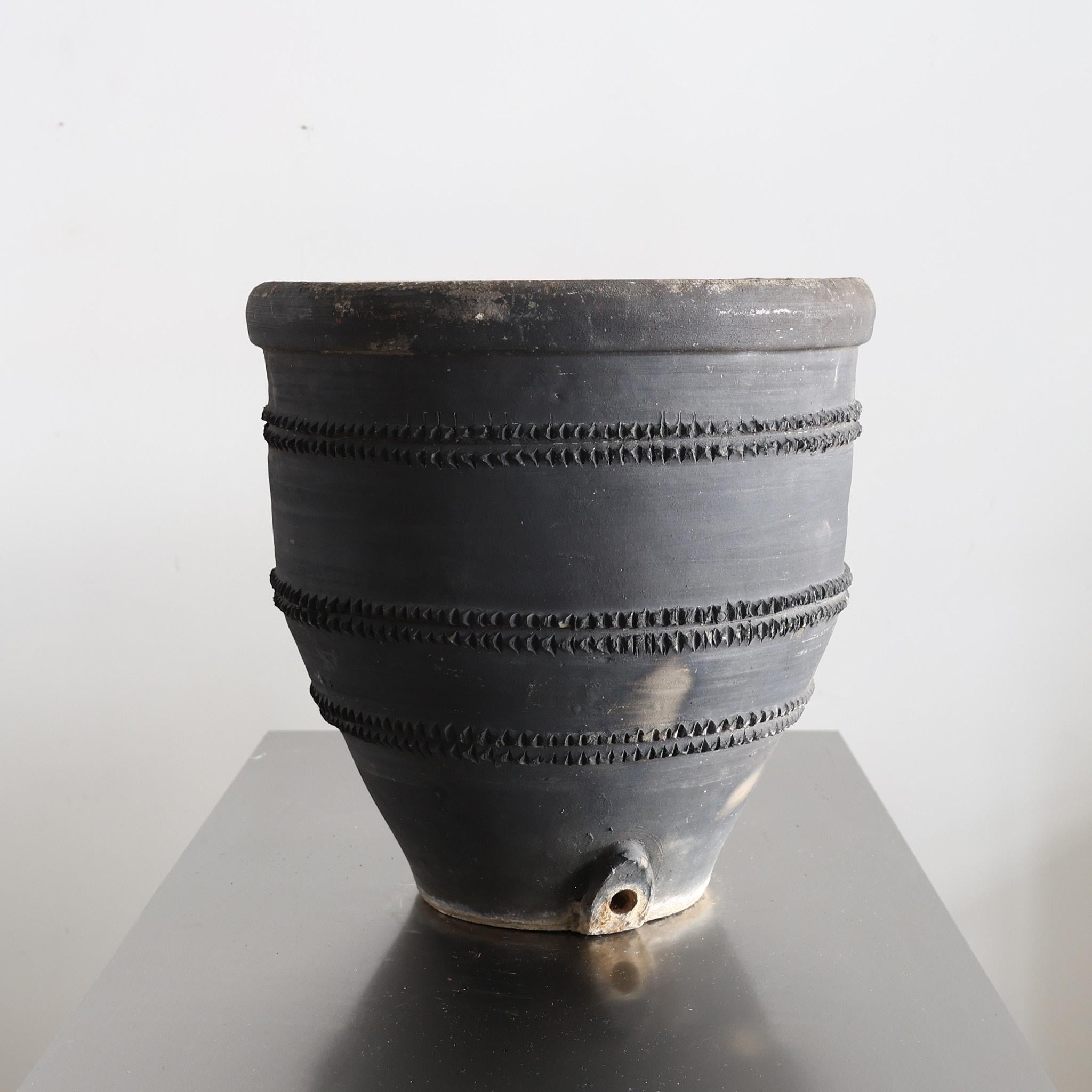 Olla cosi catalana de terracota negra de la década de 1920, procedente del pueblo de Quart.

Originalmente se utilizaba para almacenar vino y/o aceite de oliva.

Bien patinado debido a 100 años de uso.

Forma parte de una colección de ocho del mismo