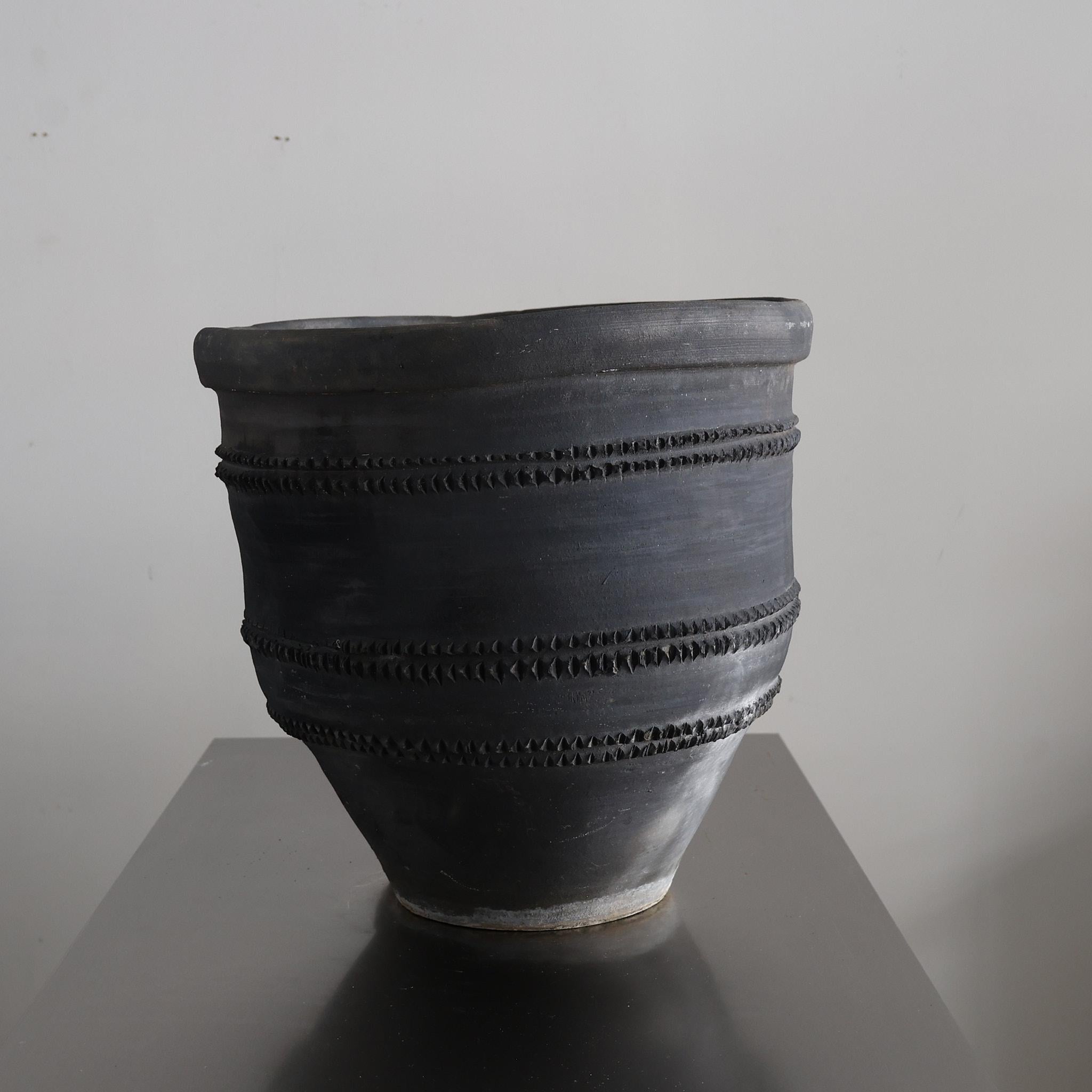 C.1920s Black Catalan Cosi Pot Wabi Sabi In Good Condition In London, GB