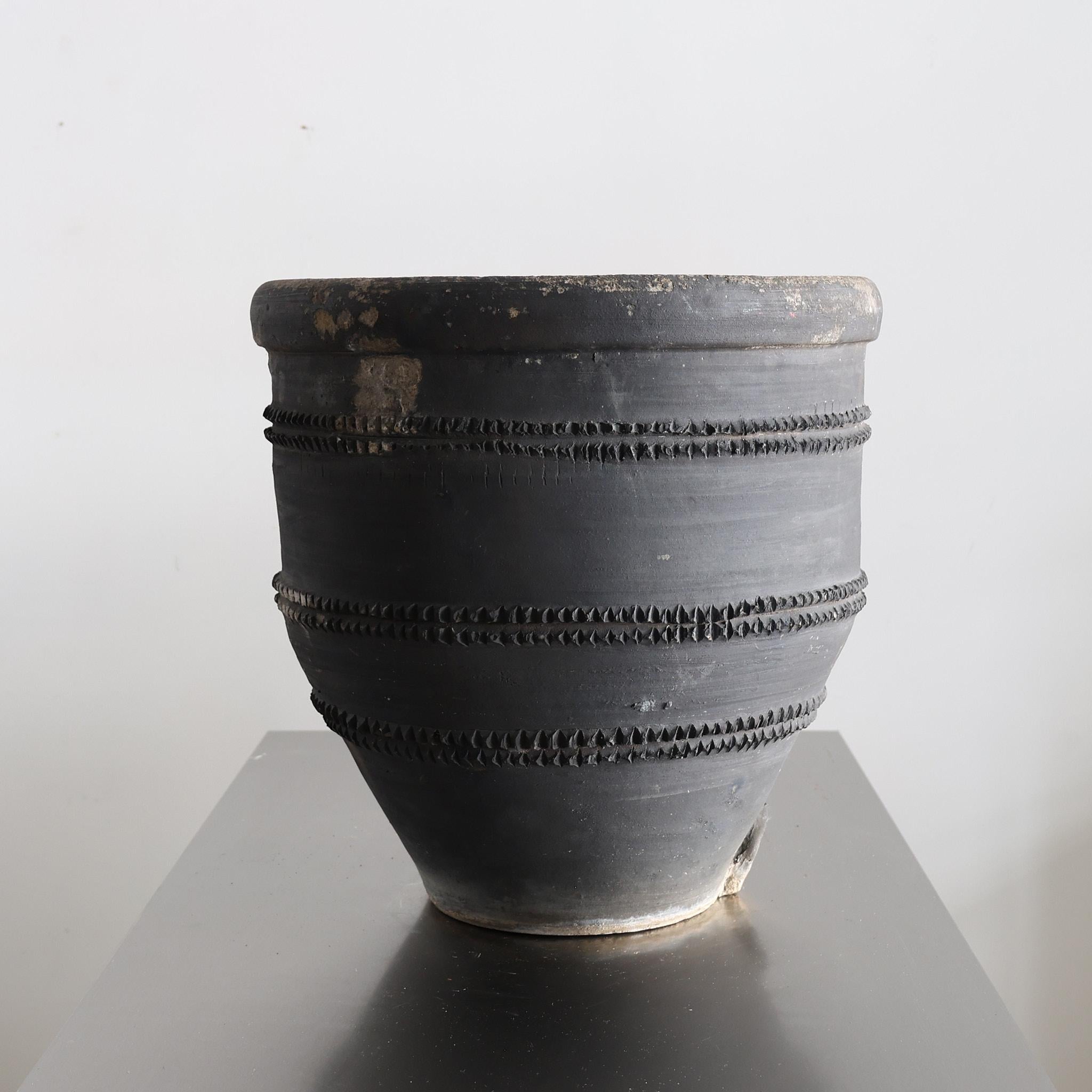 C.1920s Olla Cosi Catalana Negra Wabi Sabi en Bueno estado para la venta en London, GB