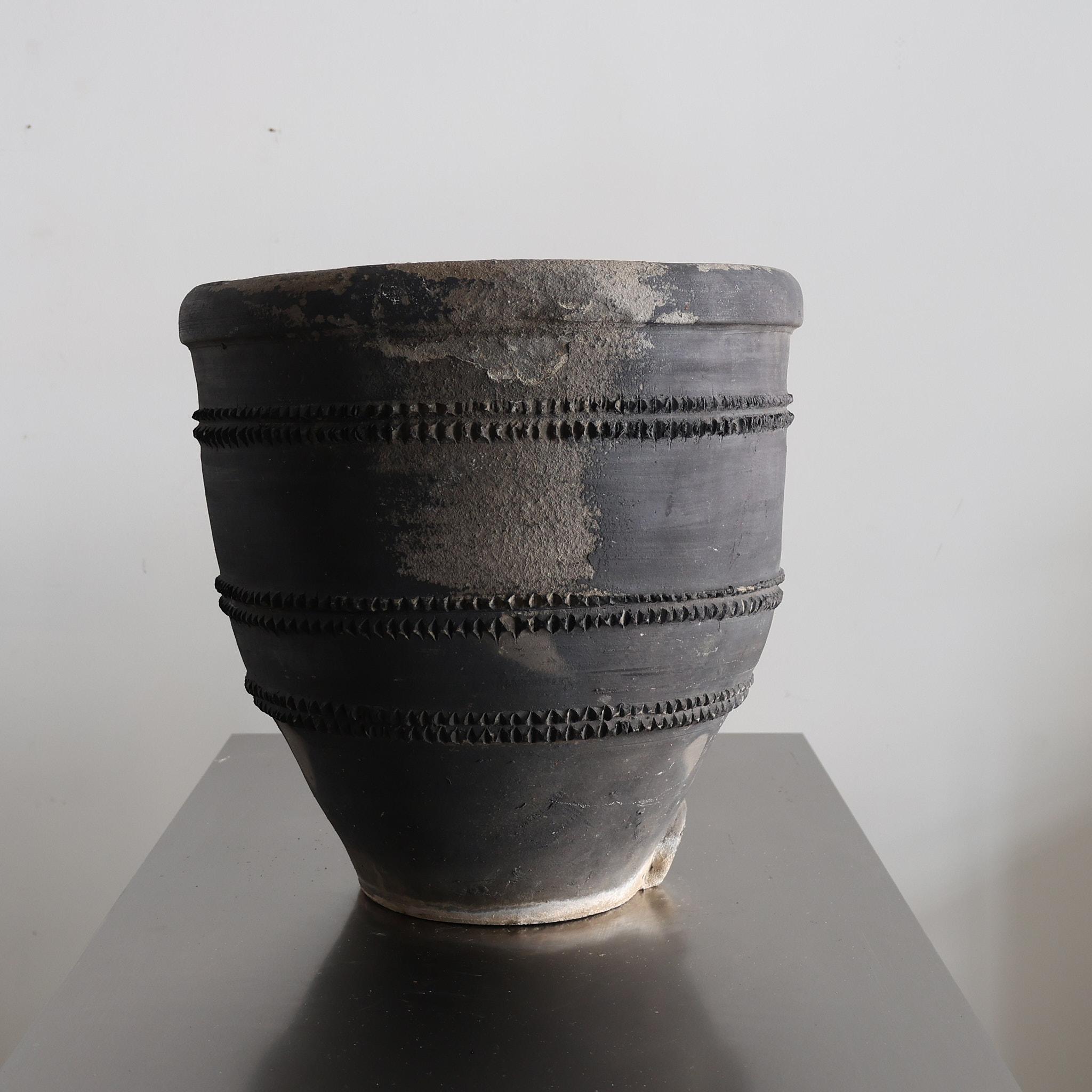 Début du 20ème siècle C.C.C. Pot à Cosi noir des années 1920 Wabi Sabi en vente