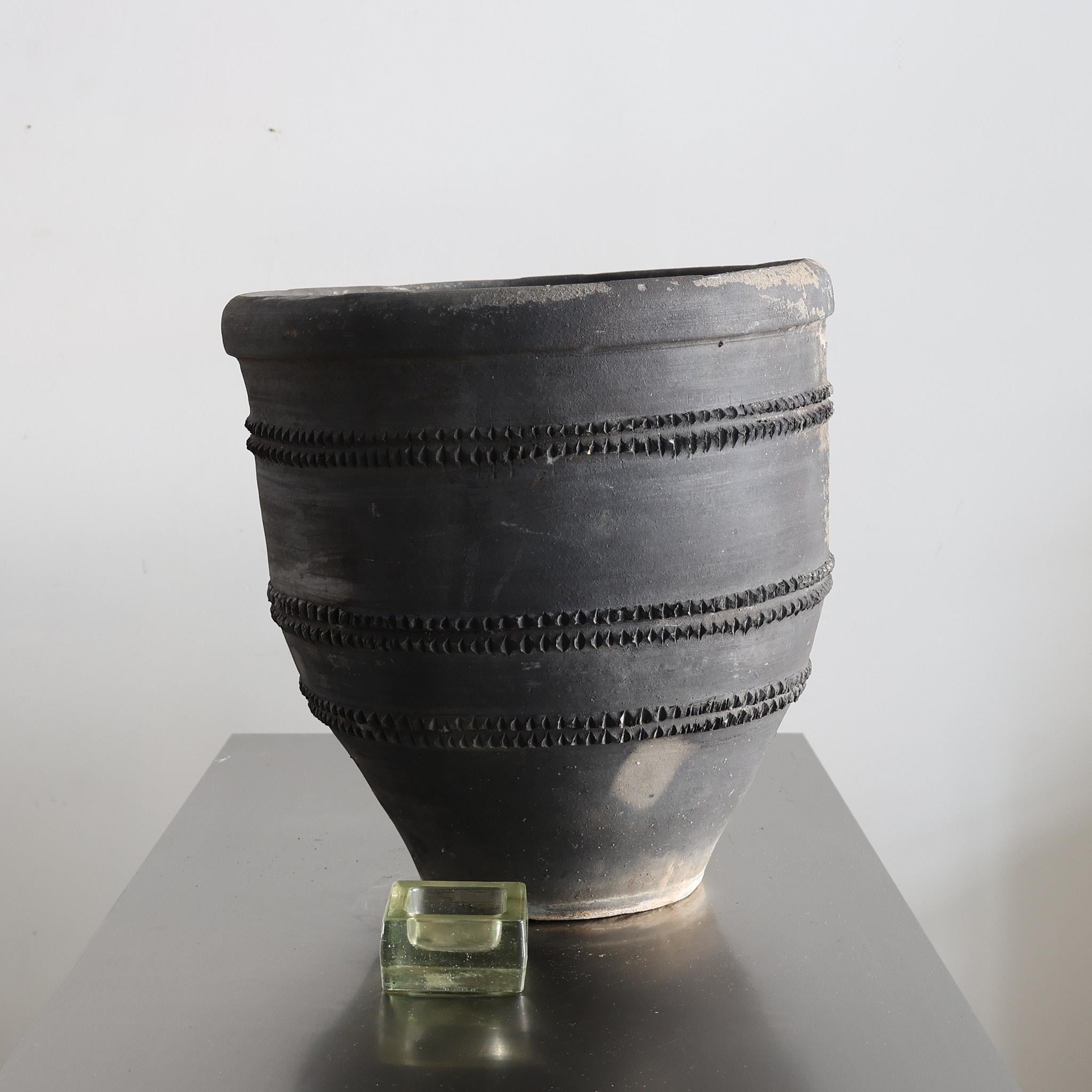 Terre cuite C.C.C. Pot à Cosi noir des années 1920 Wabi Sabi en vente