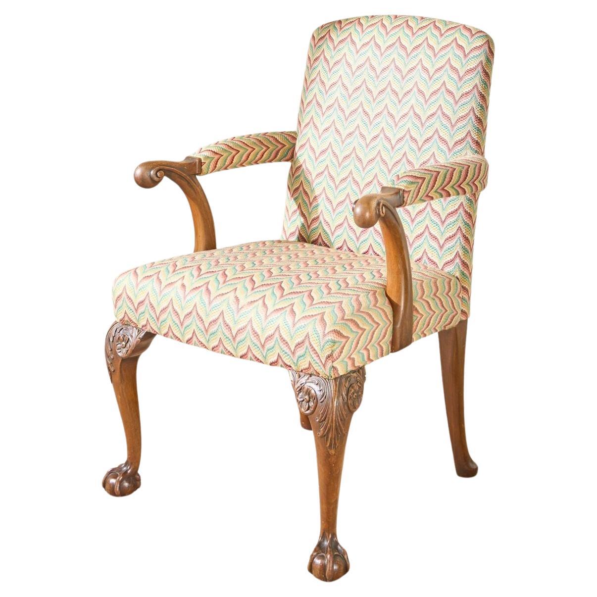 c.1920 silla de escritorio de brazo abierto y estructura tallada