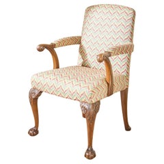 c.1920 silla de escritorio de brazo abierto y estructura tallada