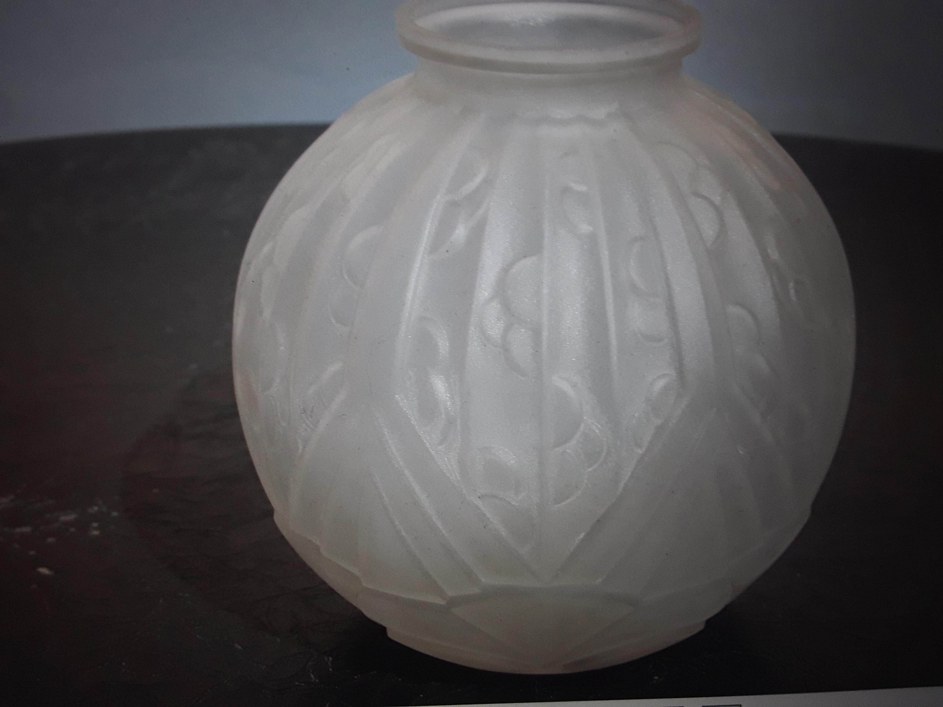 c1920's French Art Deco Frosted Art Glass Vase For Sale 3