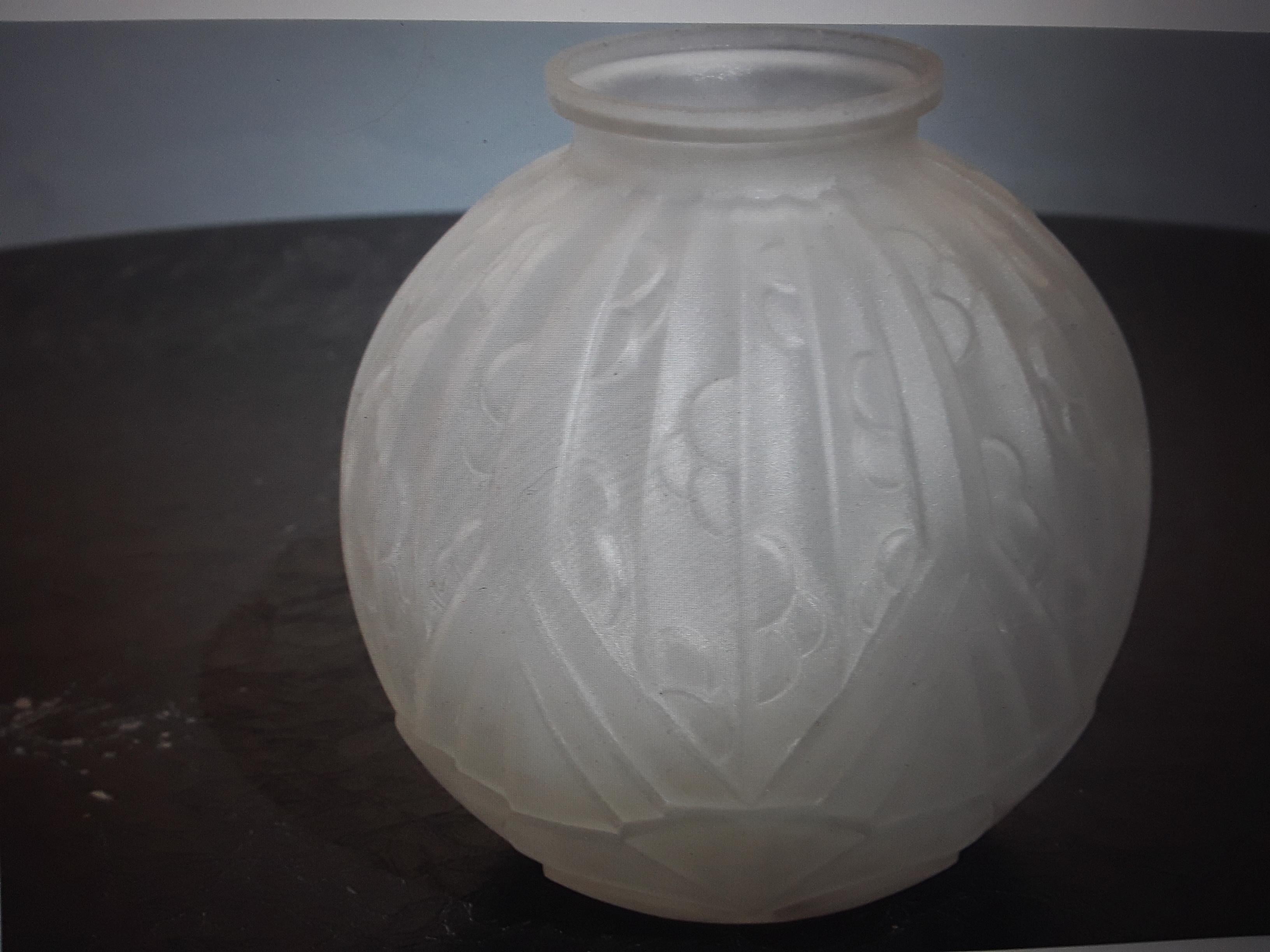 c1920's French Art Deco Frosted Art Glass Vase For Sale 4