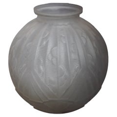 Vase Art Déco français en verre dépoli des années 1920