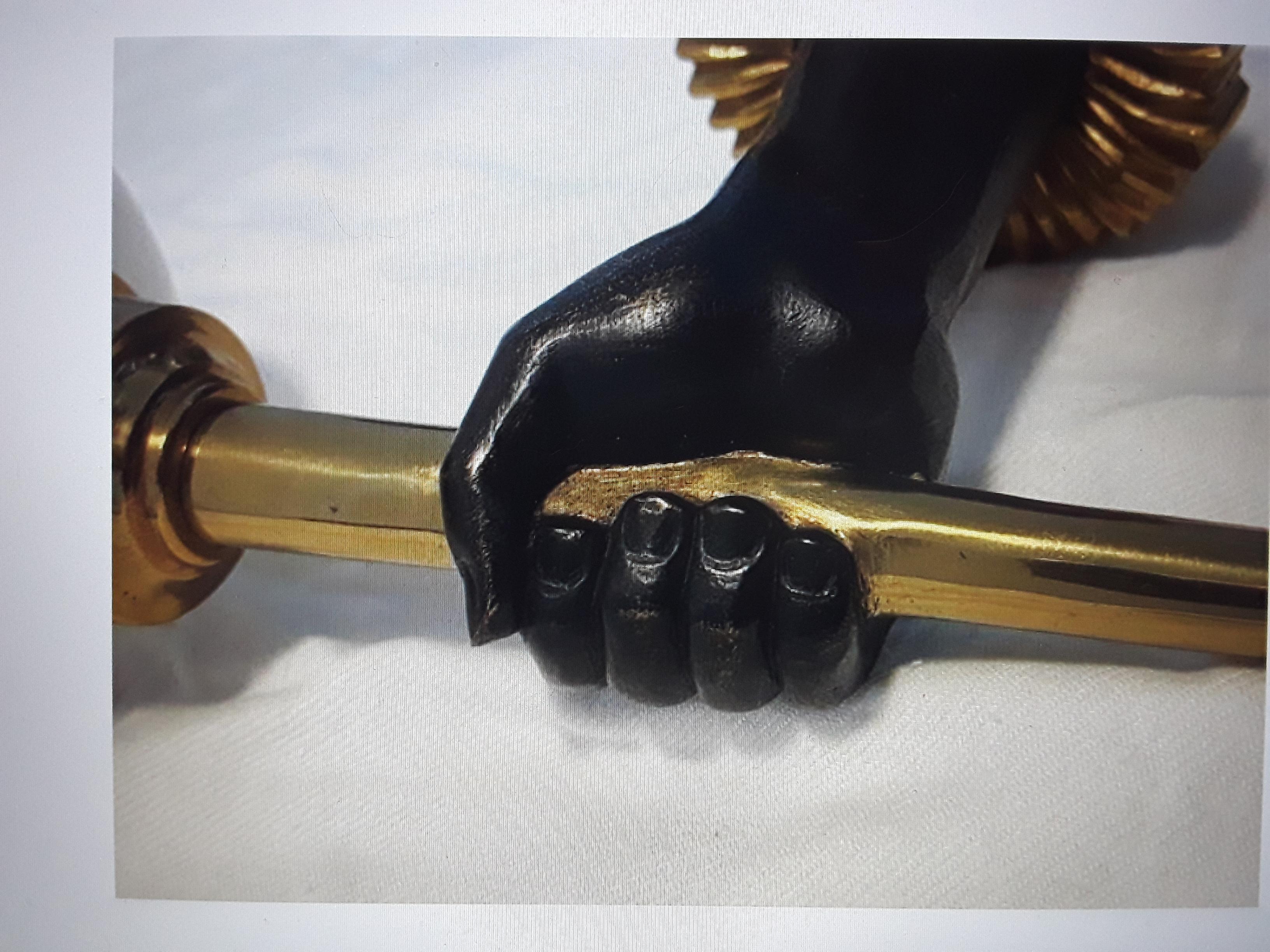 C1920s Art Decó francés dorado y patinado Bronce Puño Antorcha Opaline Shade  Lámpara en venta 5