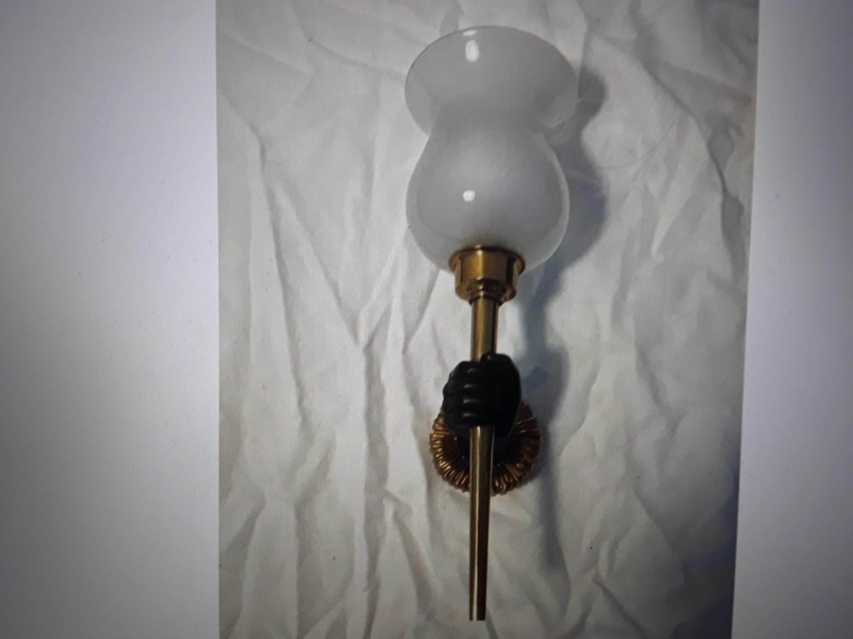 C1920s Art Decó francés dorado y patinado Bronce Puño Antorcha Opaline Shade  Lámpara en venta 2