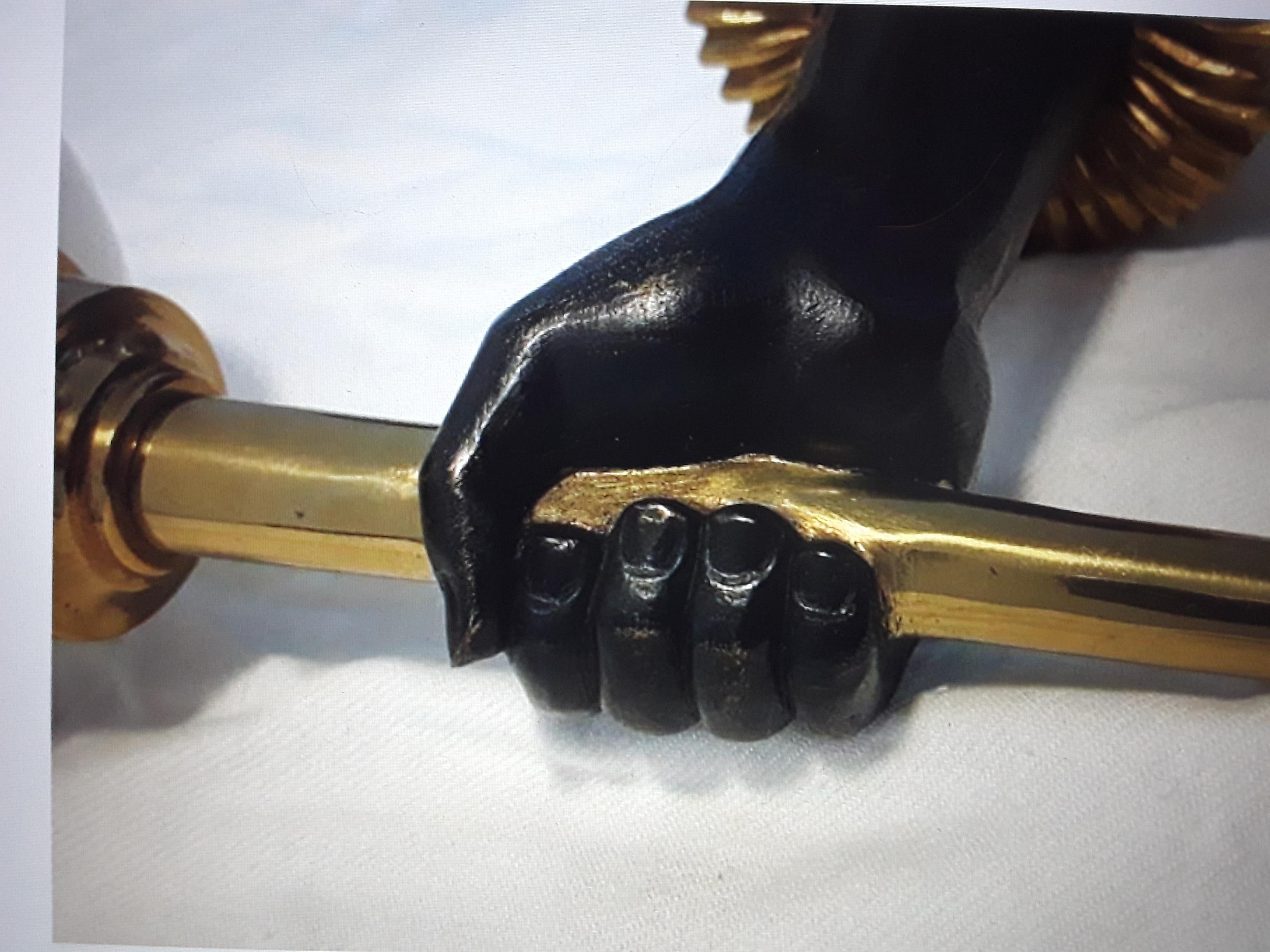 C1920s Art Decó francés dorado y patinado Bronce Puño Antorcha Opaline Shade  Lámpara en venta 4