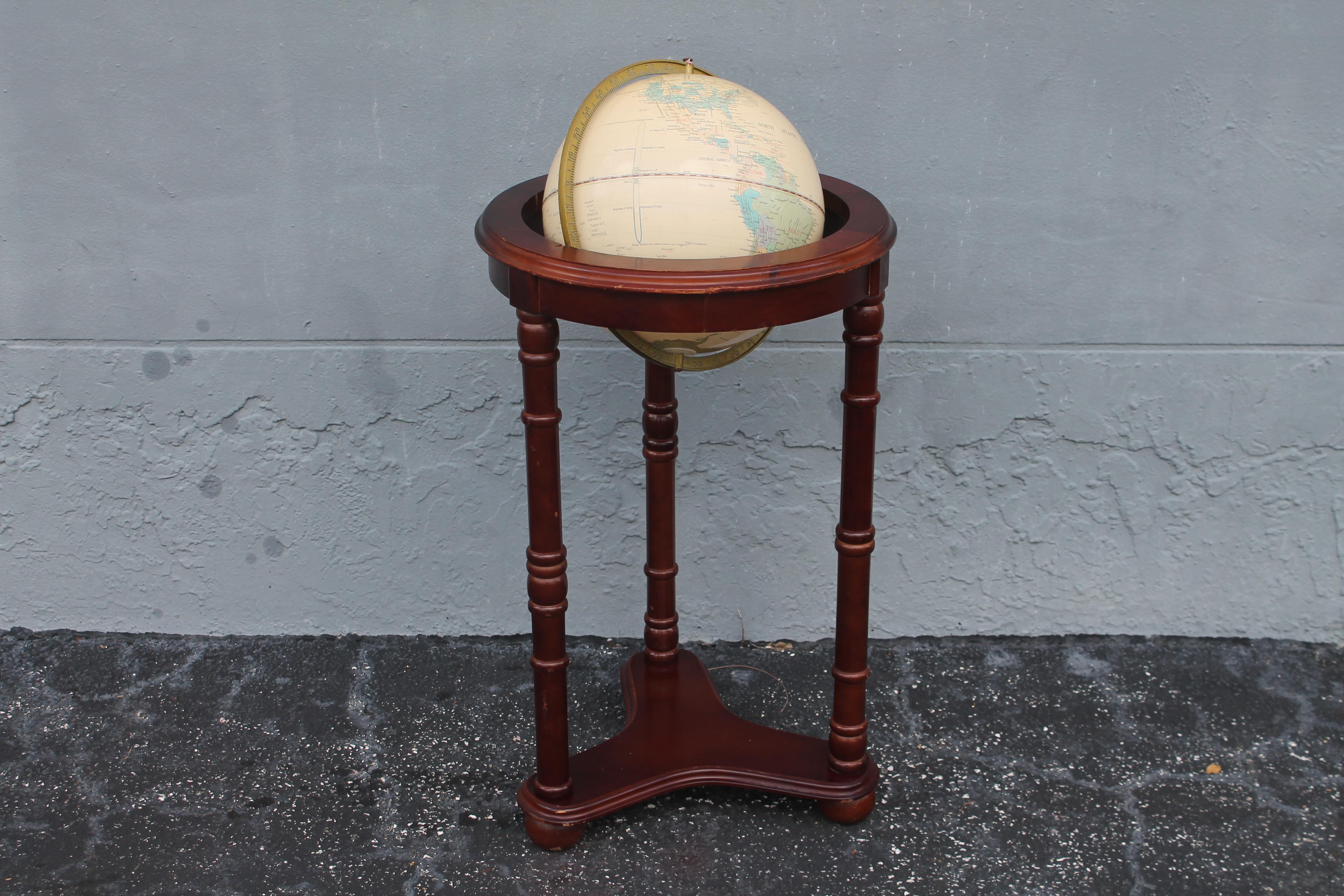 Globe terrestre sur piédestal, art déco français, vers 1920. D'une forme rare, ce globe se dresse magnifiquement sur son socle d'origine.