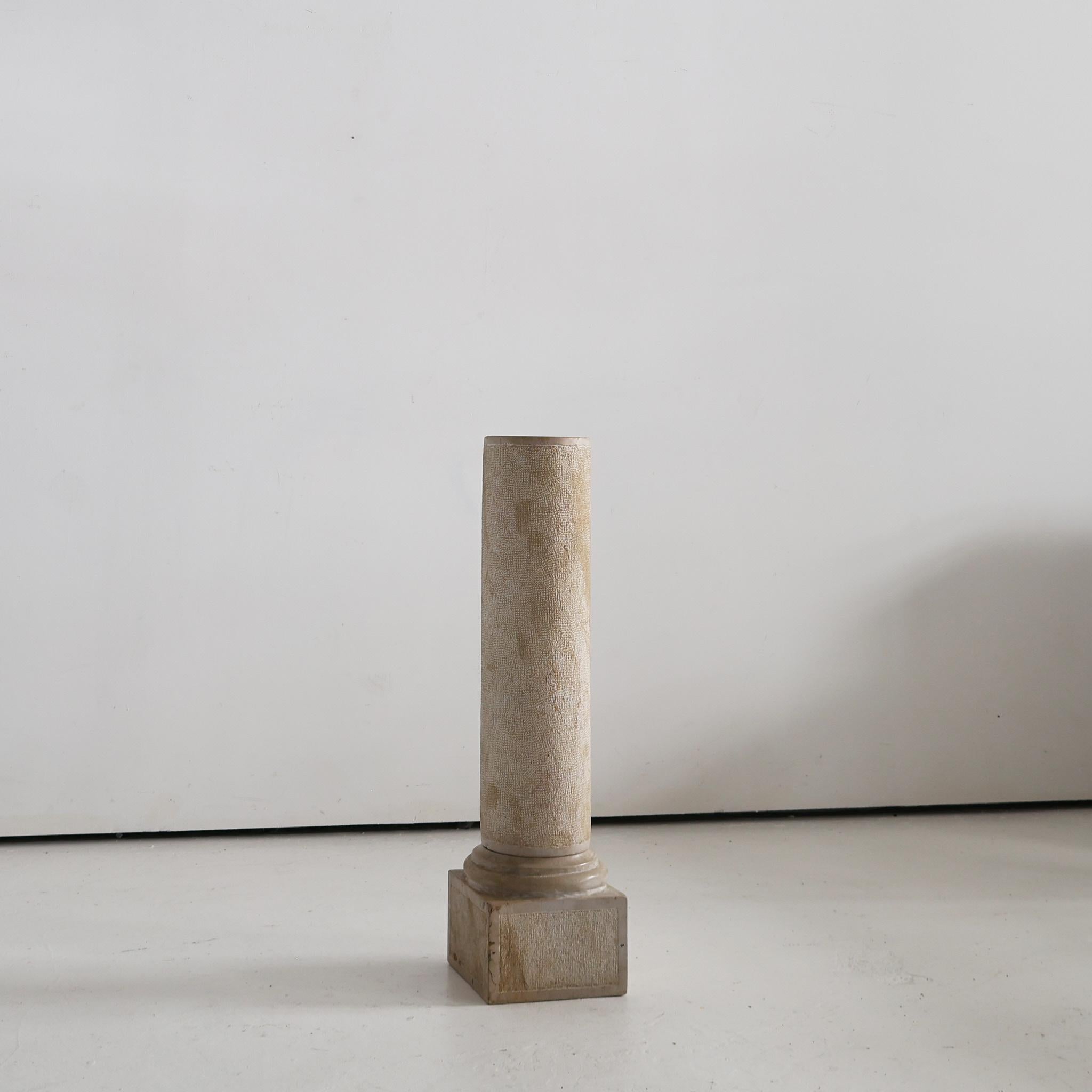Magnifique socle en pierre sculptée texturée du début du XXe siècle, provenant de la vallée de la Loire.

Légèrement patiné, avec une réparation historique à la partie inférieure du socle.