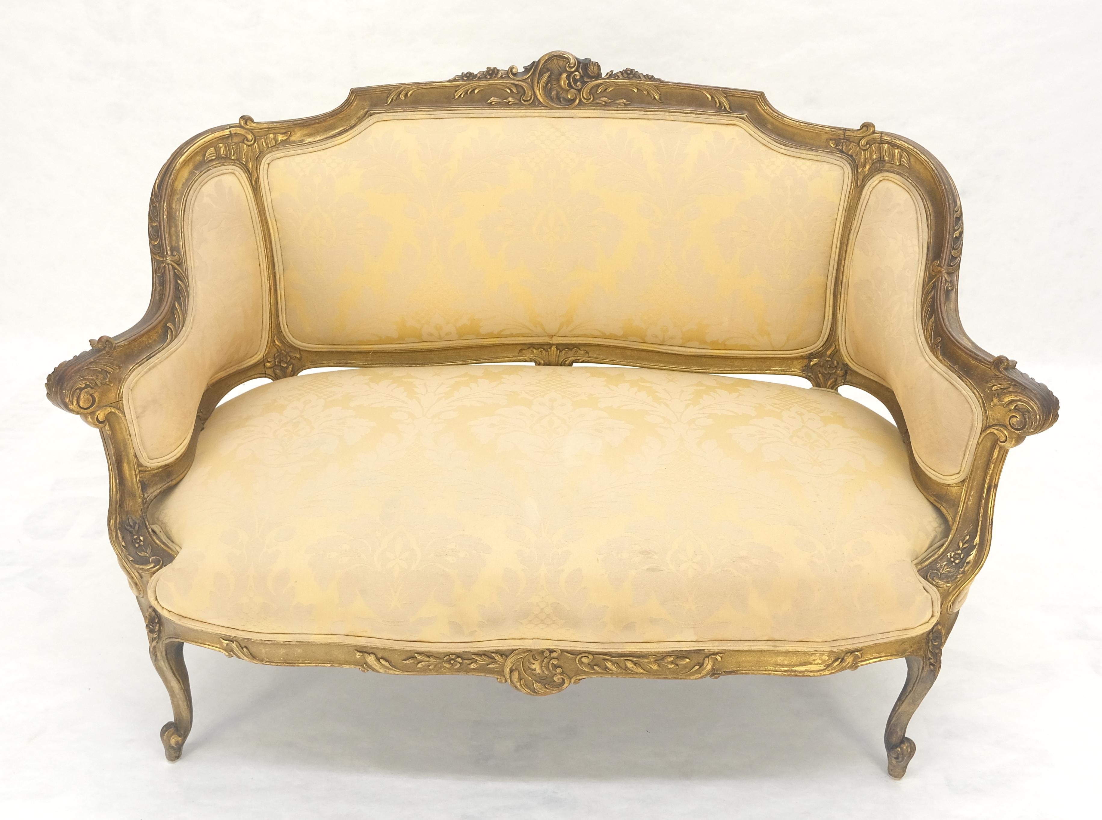 c1920s Sofá Loveseat francés Luis XV de madera dorada Francés en venta
