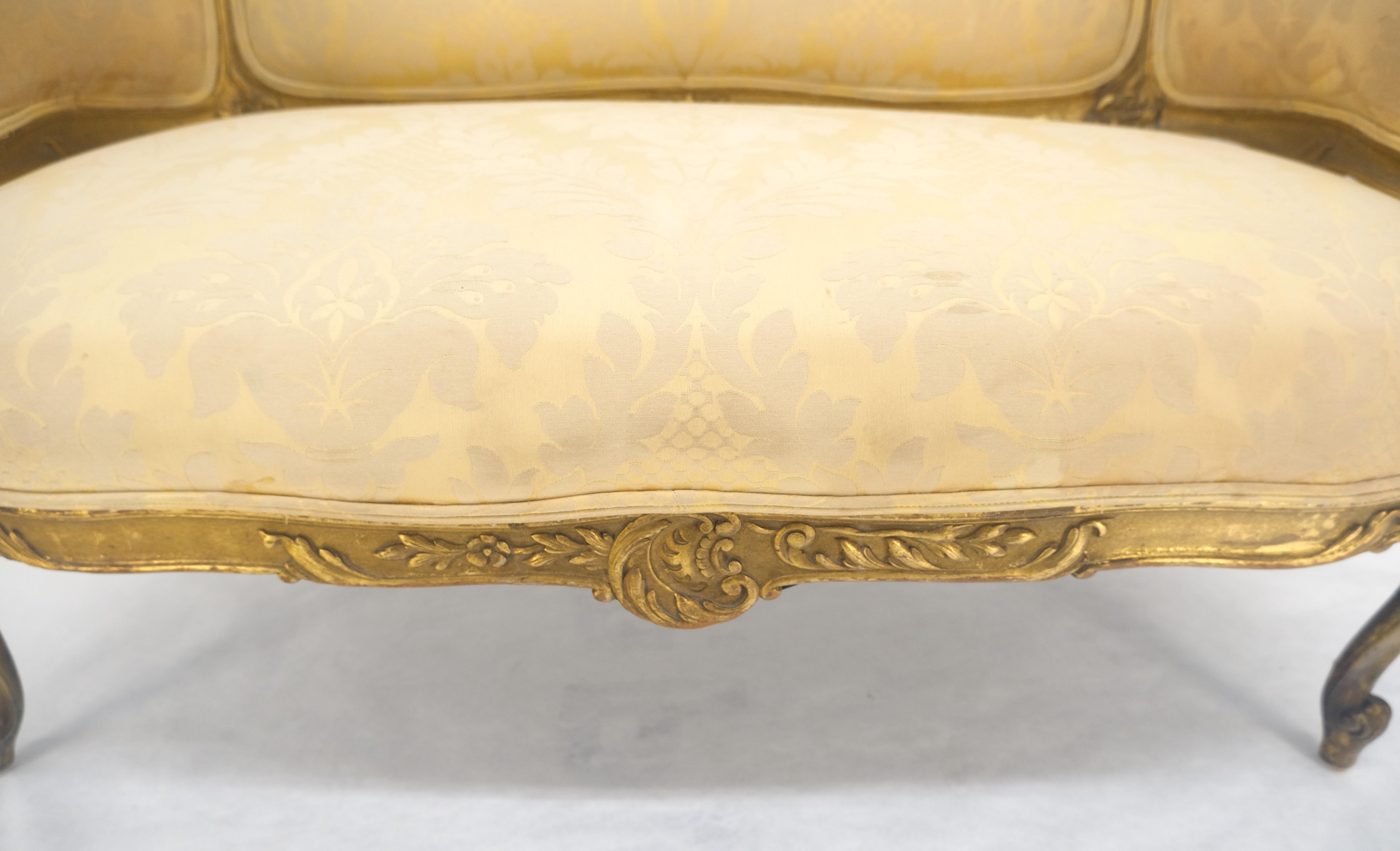 c1920s Sofá Loveseat francés Luis XV de madera dorada siglo XX en venta