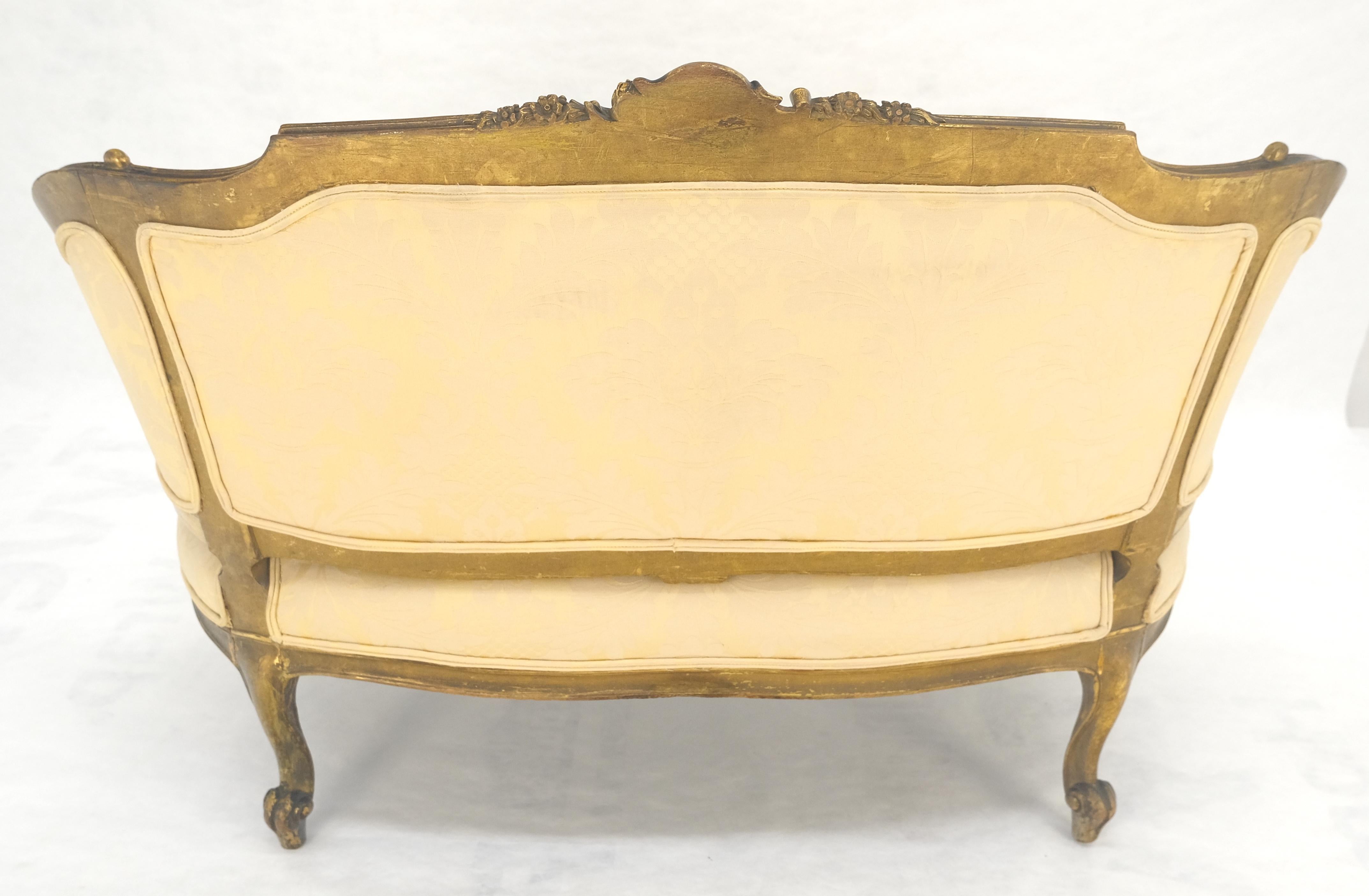 c1920s Sofá Loveseat francés Luis XV de madera dorada en venta 2