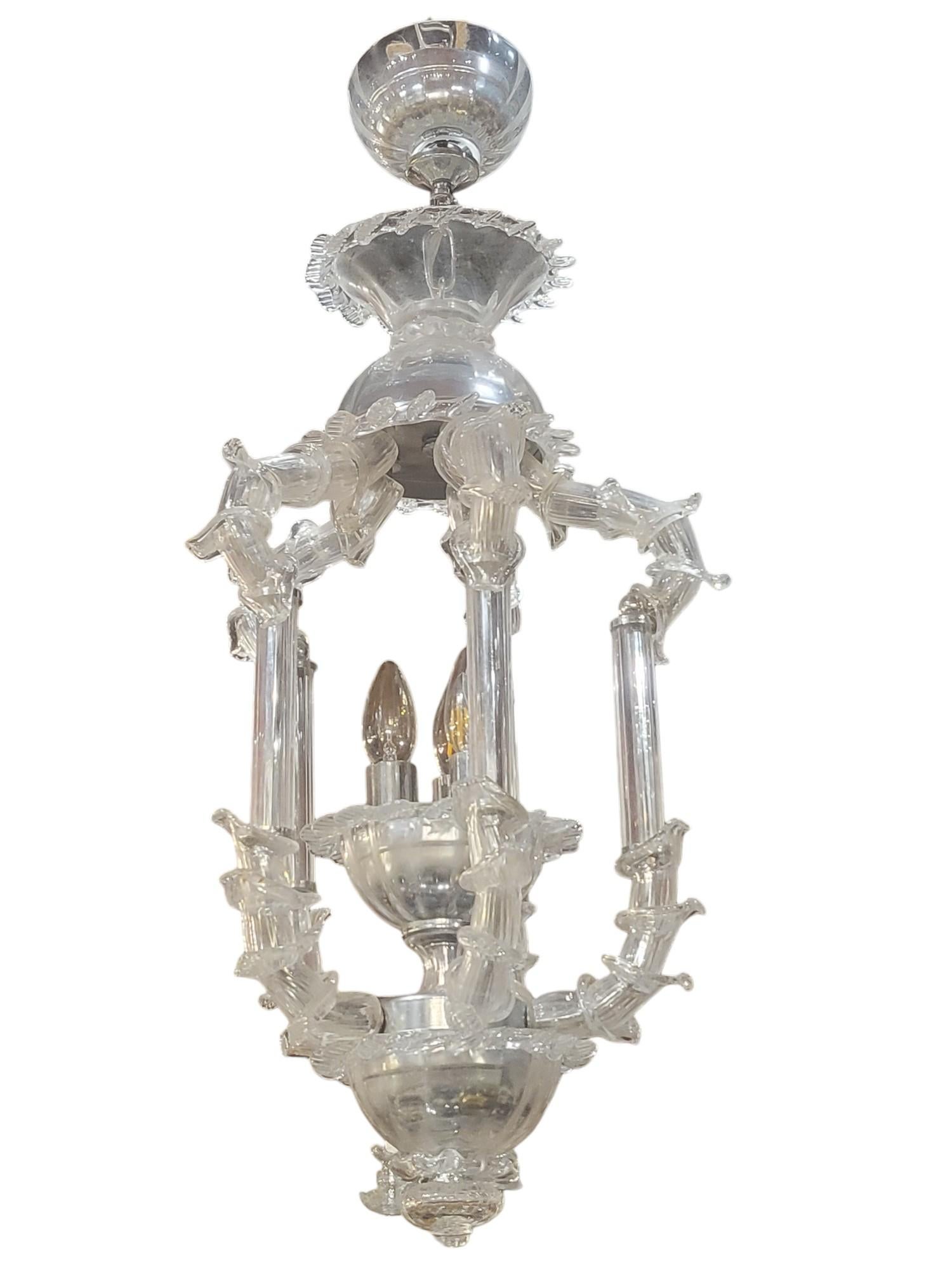Ein sehr seltener Laternenanhänger, der Barovier&Toso zugeschrieben wird
Absolut atemberaubend
Zentriert mit drei Lichtern mit mundgeblasenen Bechern
Datiert C1920s