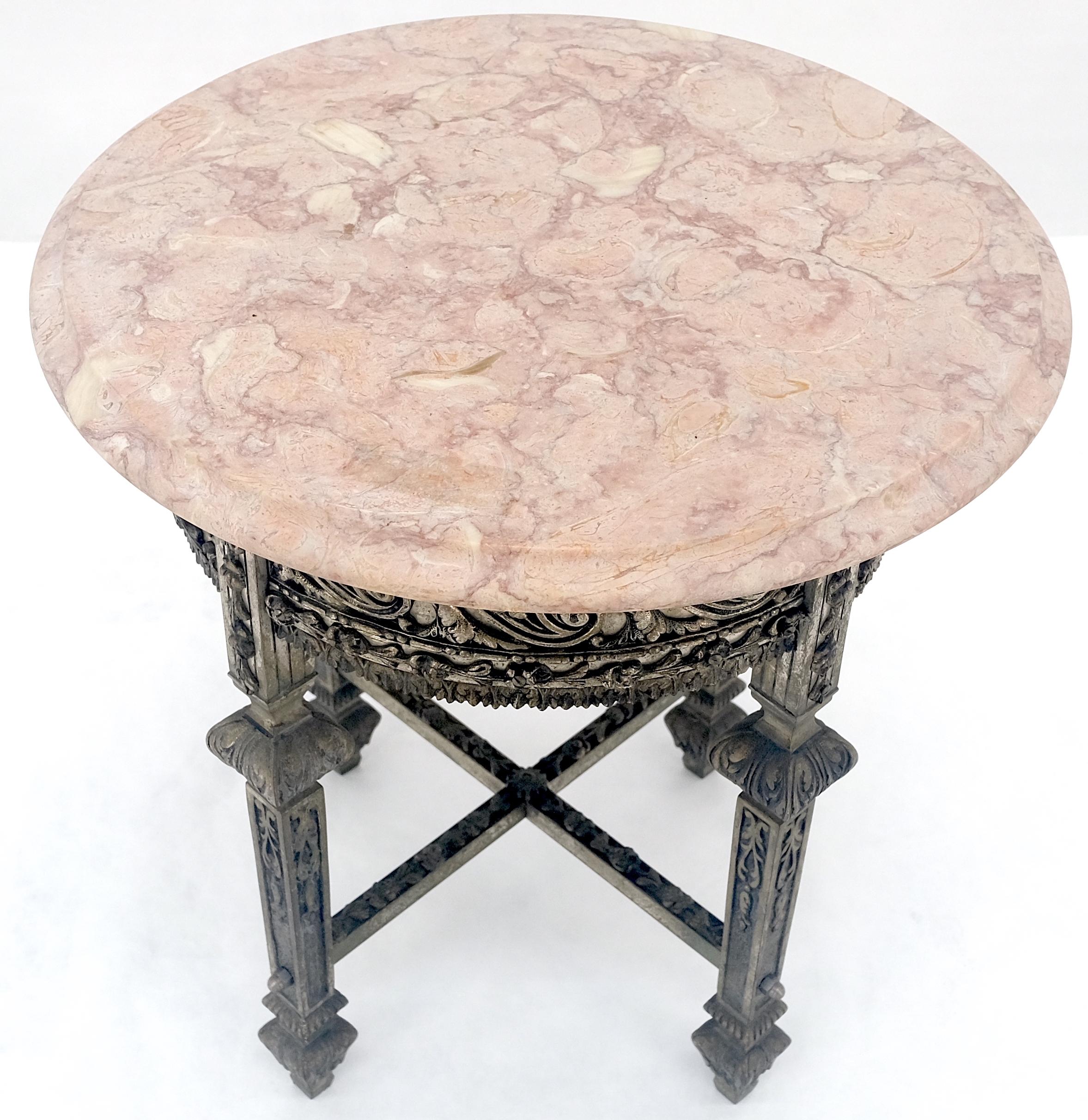 c1920s Runde rosa Marmorplatte Guss Metall Basis Seite Ende Lampe Tisch Stand (Neugotik) im Angebot