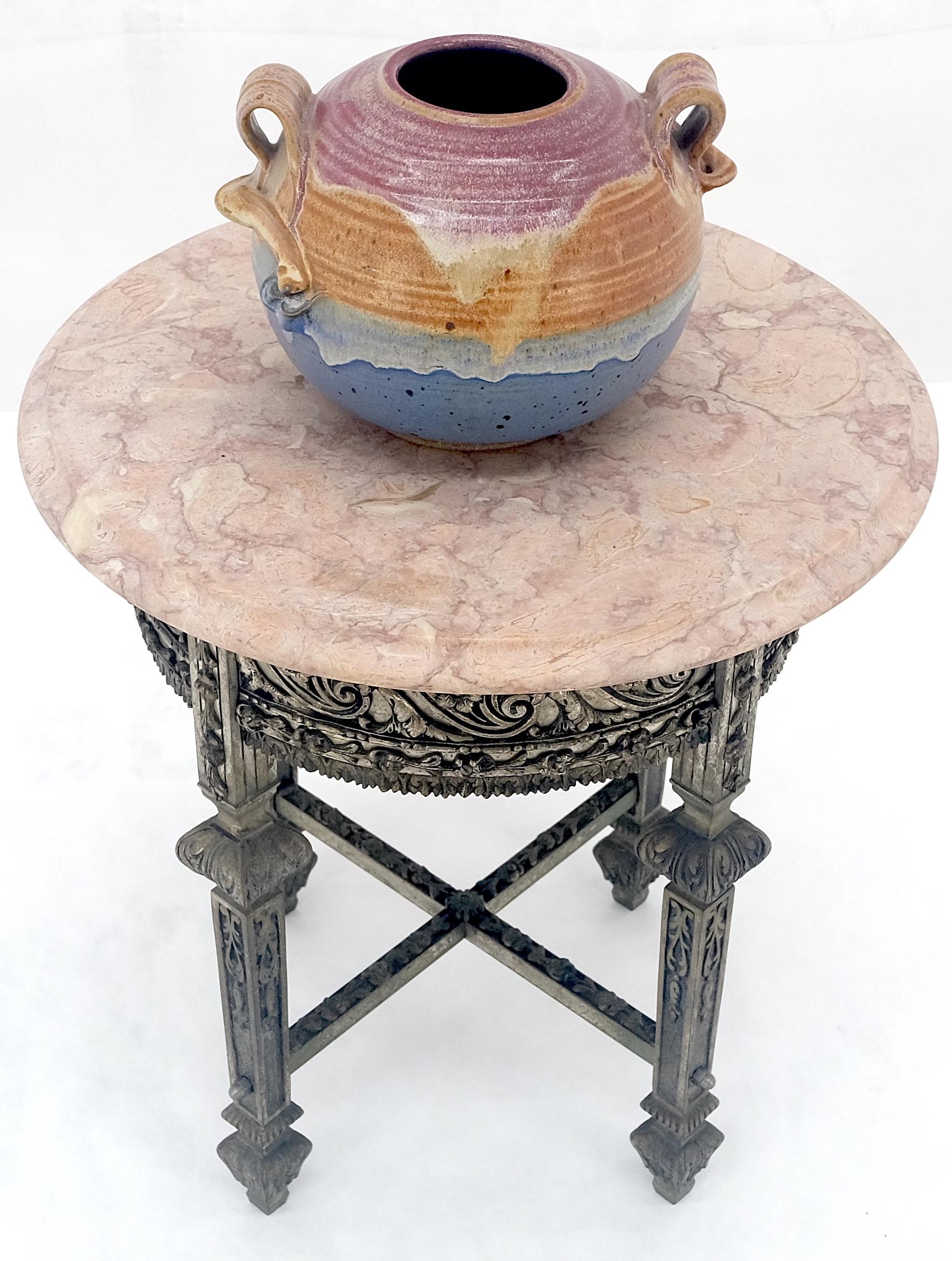 c1920s Runde rosa Marmorplatte Guss Metall Basis Seite Ende Lampe Tisch Stand im Zustand „Gut“ im Angebot in Rockaway, NJ
