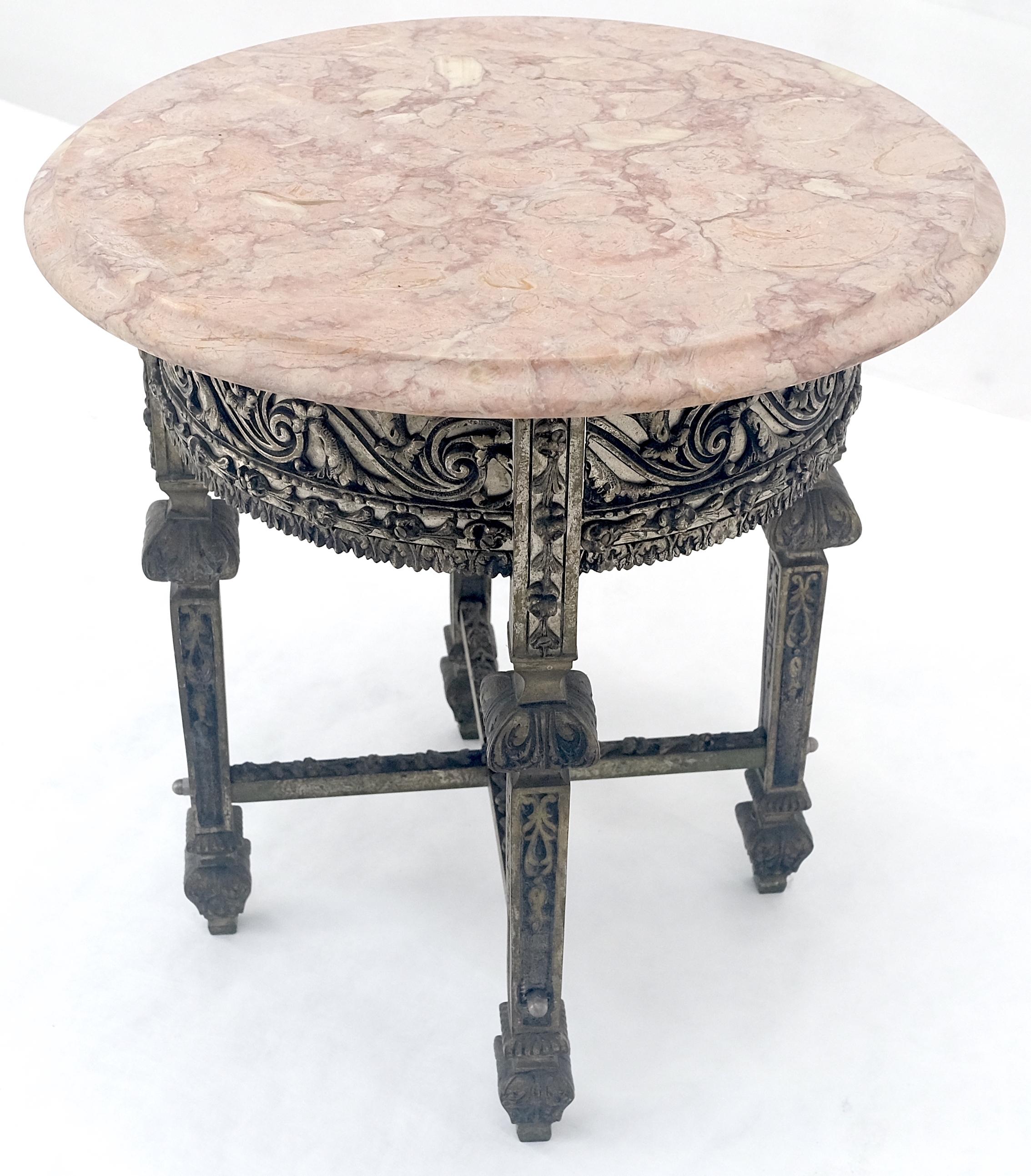 c1920s Runde rosa Marmorplatte Guss Metall Basis Seite Ende Lampe Tisch Stand (20. Jahrhundert) im Angebot