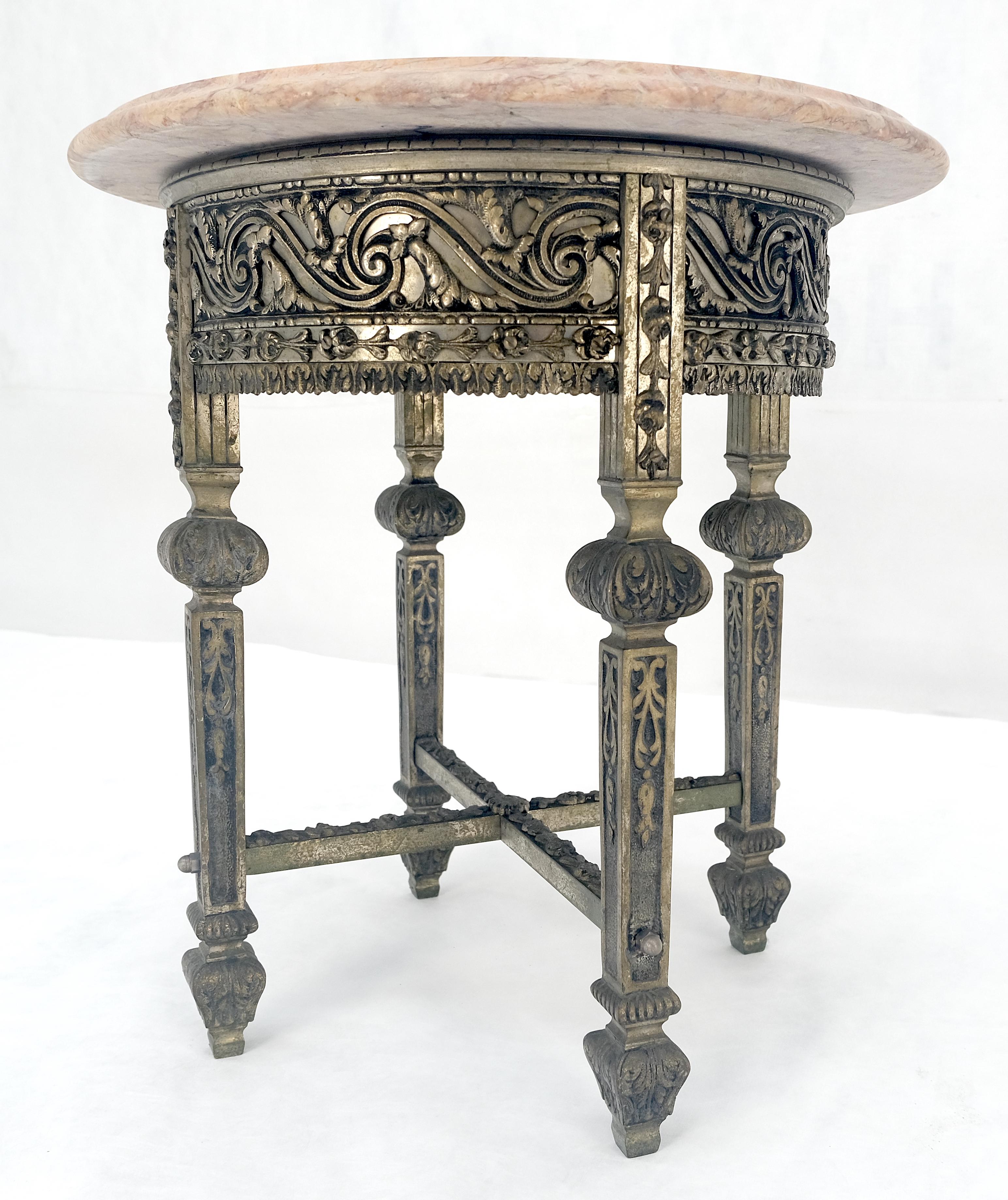 c1920s Runde rosa Marmorplatte Guss Metall Basis Seite Ende Lampe Tisch Stand im Angebot 1